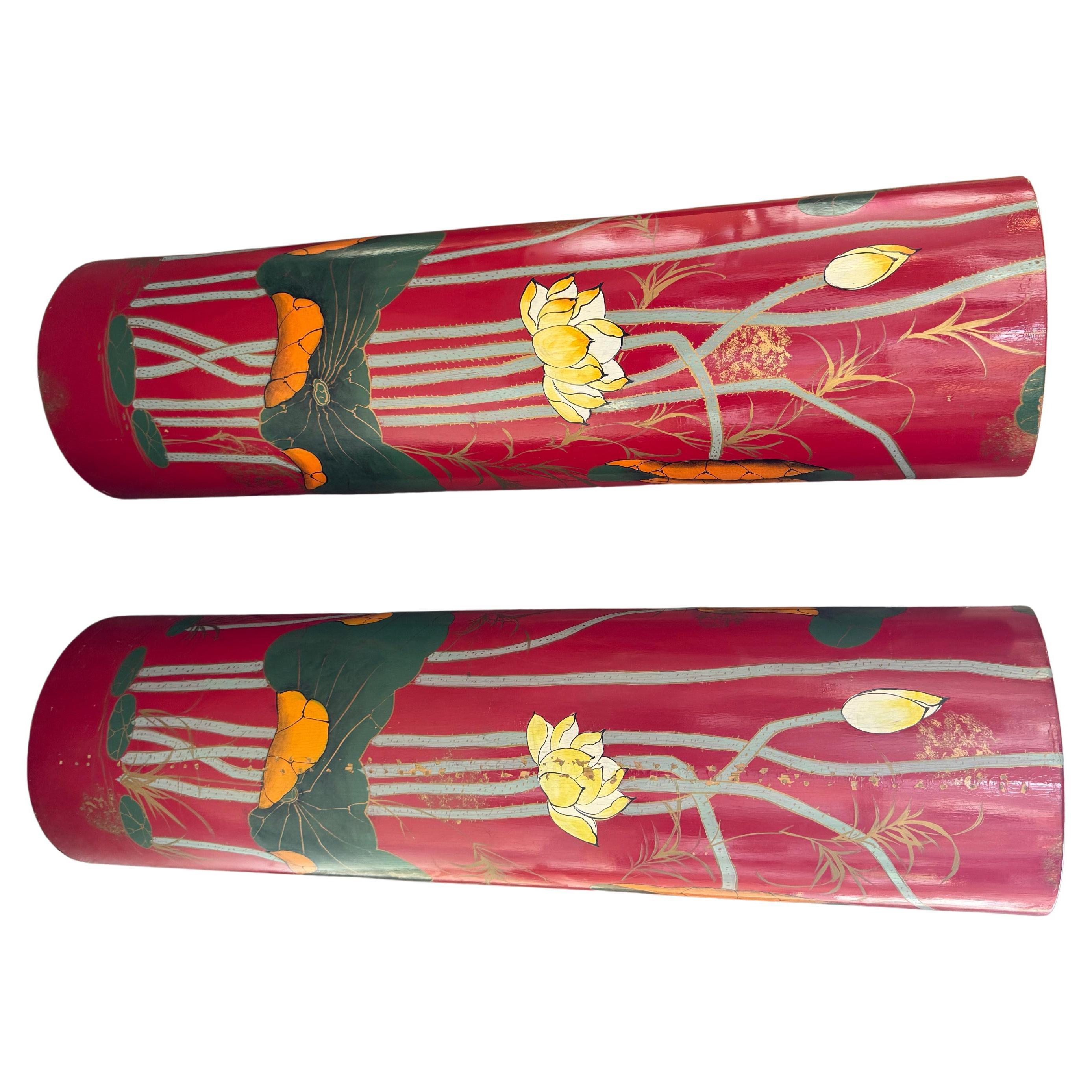 Splendidi e insoliti piedistalli vintage laccati di rosso.  Materiale Wood Dipinto con fiori d'acqua e uccelli.  Il crepitio della lacca crea la patina.

Per visualizzare tutti i  i nostri annunci su Tiffany Farha Design e Shop/One, scorri verso il