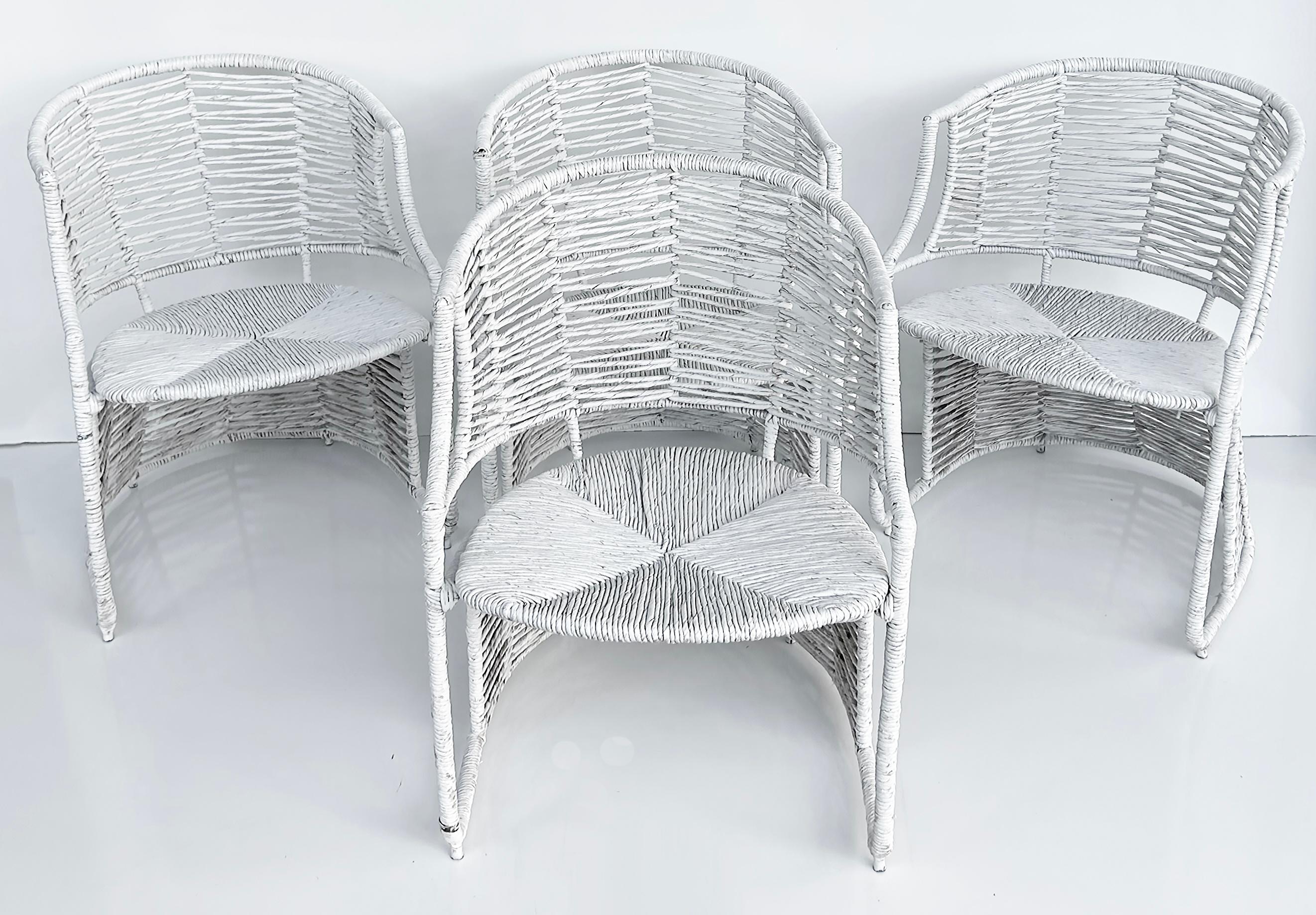 Vieux fauteuils tissés en jonc peint avec cadres en métal, lot de 4 Bon état - En vente à Miami, FL