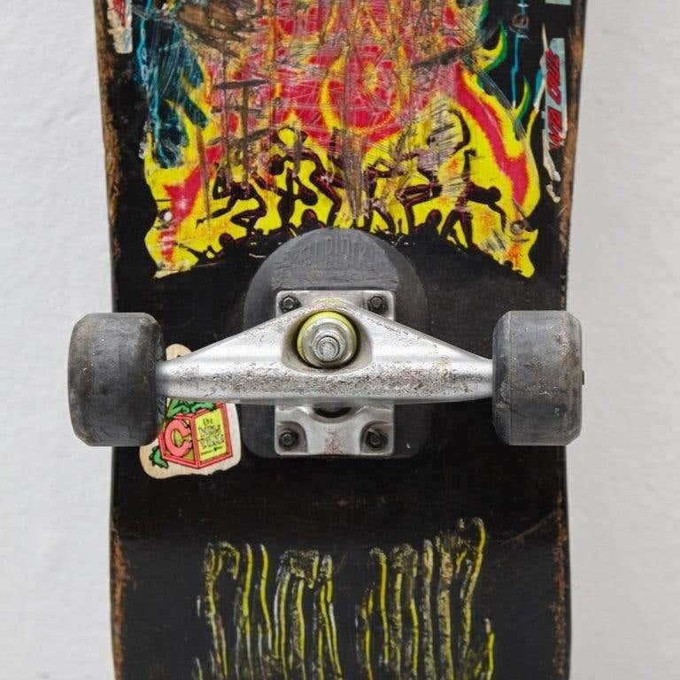 Vintage painted Santa Cruz skateboard, circa 1989.
In original condition, with minor wear consistent with age and use, preserving a beautiful patina.

Materials:
Wood
Metal

Dimensions:
D 79 cm x W 26 cm x H 12 cm.