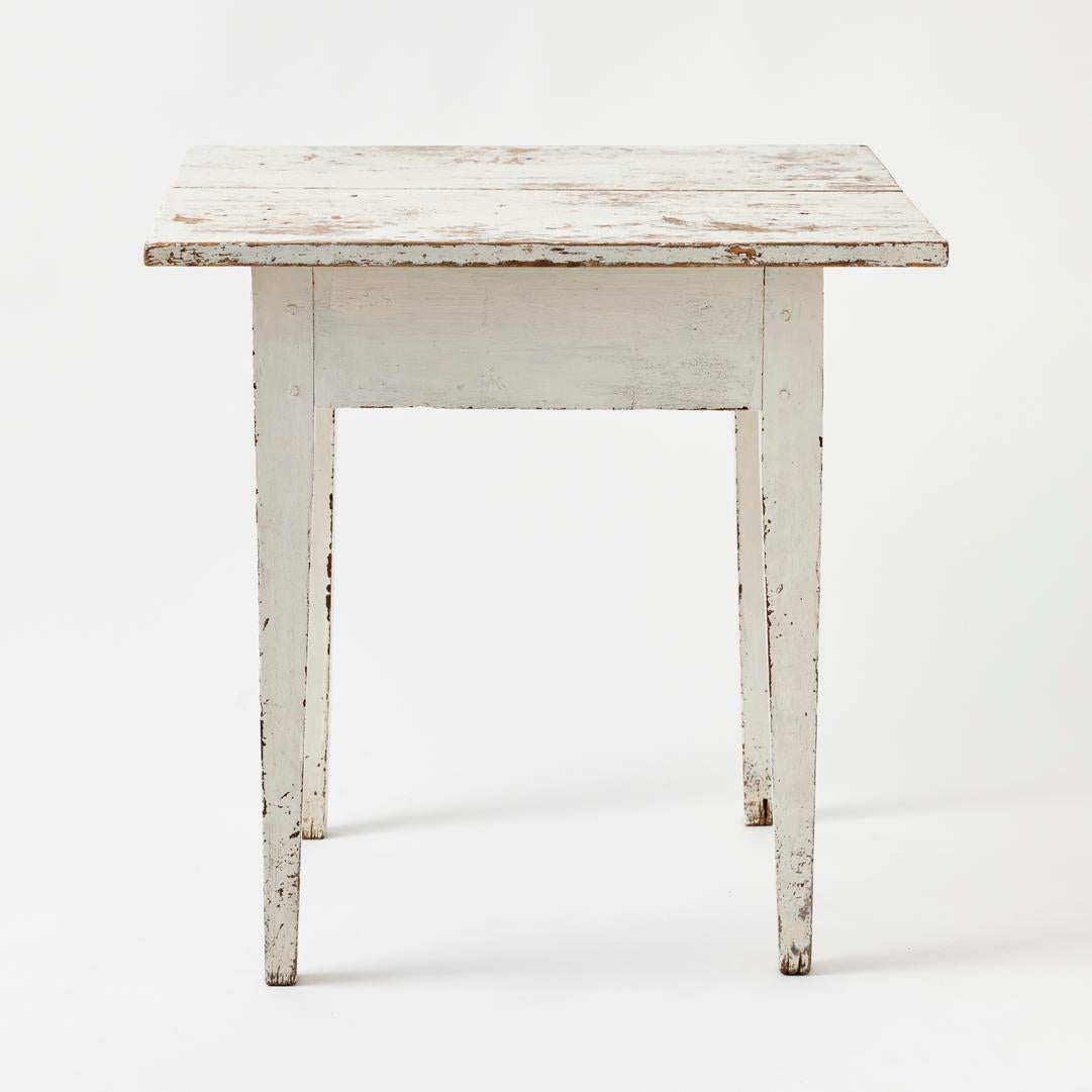 - Cette table d'appoint américaine ancienne combine une patine magnifiquement usée avec une forme simple et pure.

- La finition blanche vieillie de cette pièce ferait un contrepoint frappant dans un intérieur contemporain. Cette table peut être