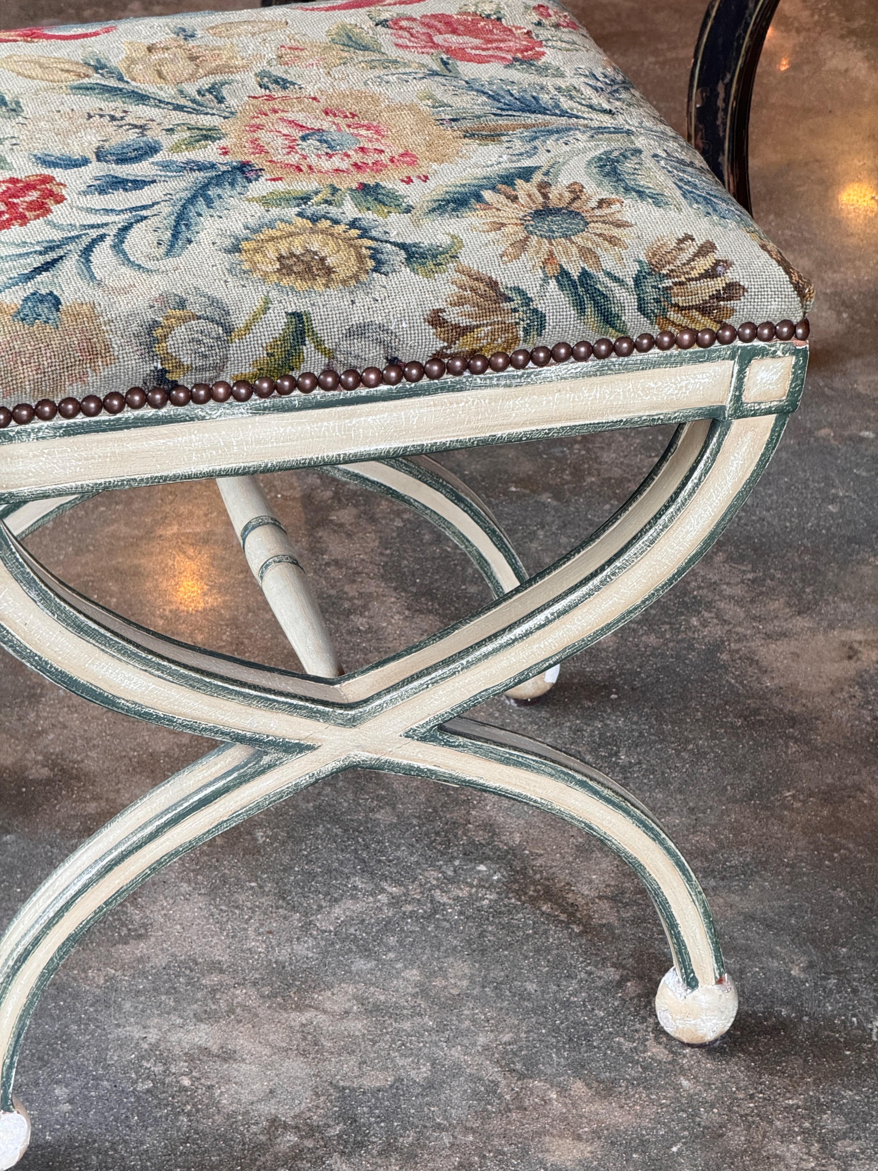 Vintage gemalt Hocker mit Wandteppich Polsterung (Französisch) im Angebot