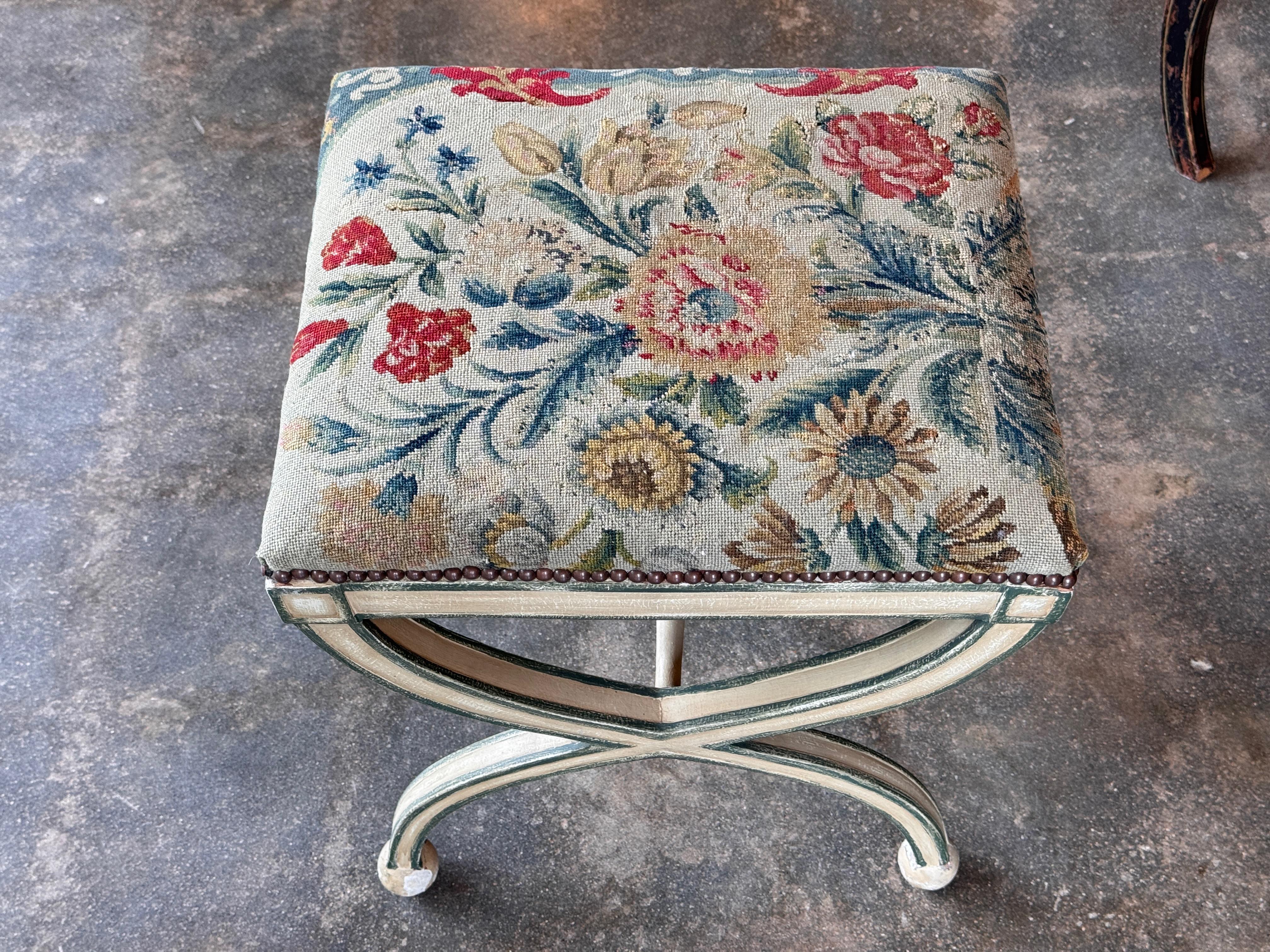 Vintage gemalt Hocker mit Wandteppich Polsterung im Zustand „Gut“ im Angebot in Charlottesville, VA