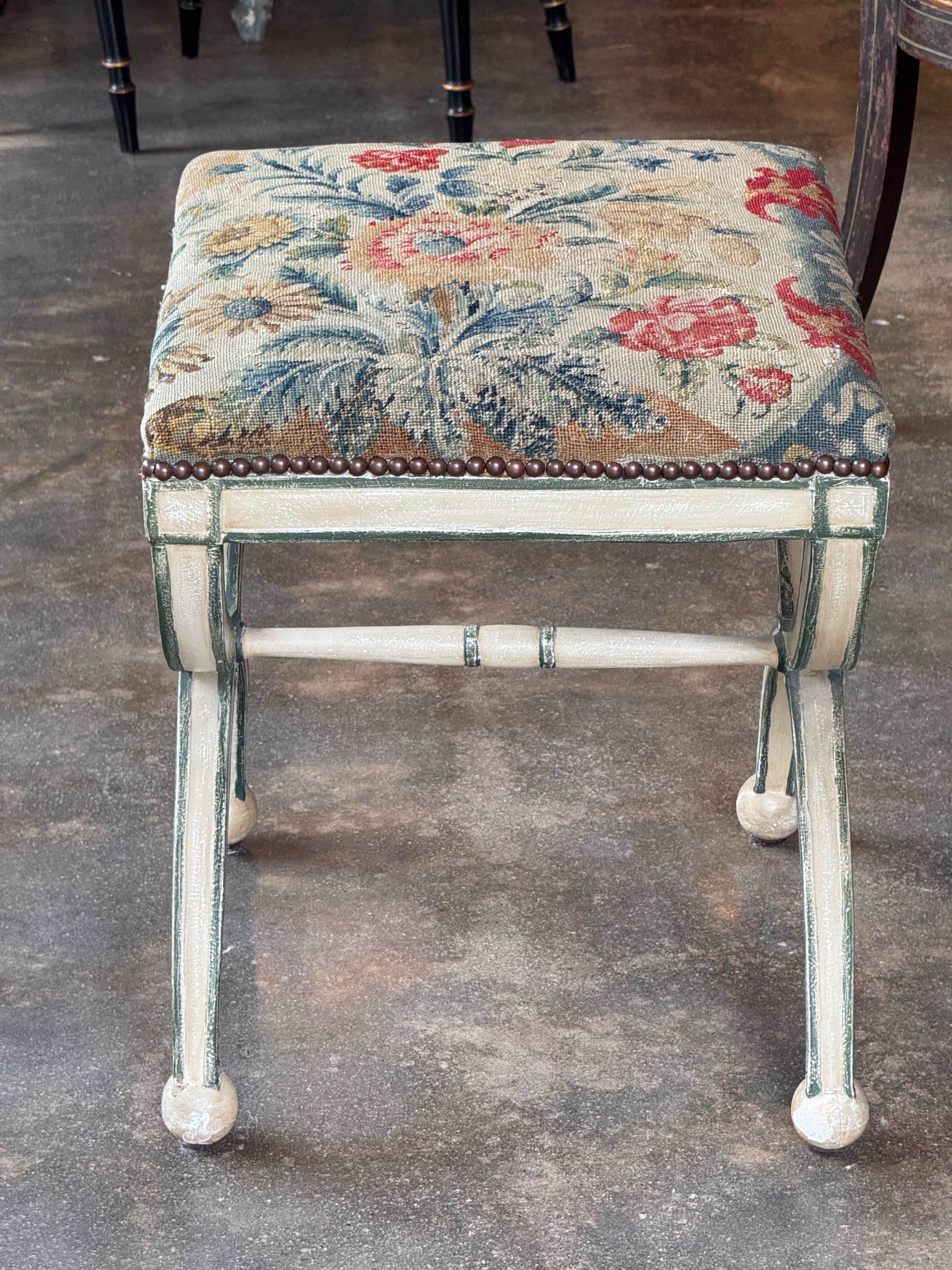 Vintage gemalt Hocker mit Wandteppich Polsterung im Angebot 1