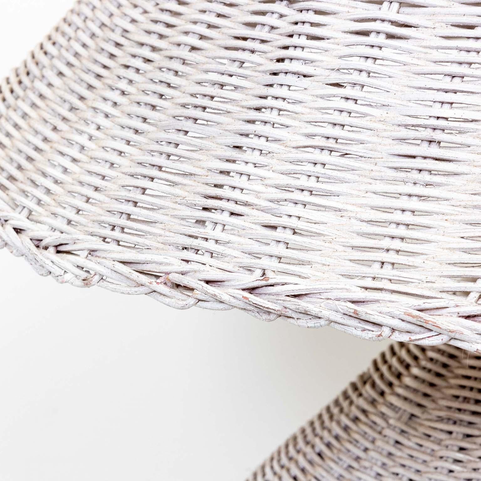 Vintage white painted onion form wicker table lamp. Includes matching wicker shade. Good overall condition with a few rubs to the paint from age and use