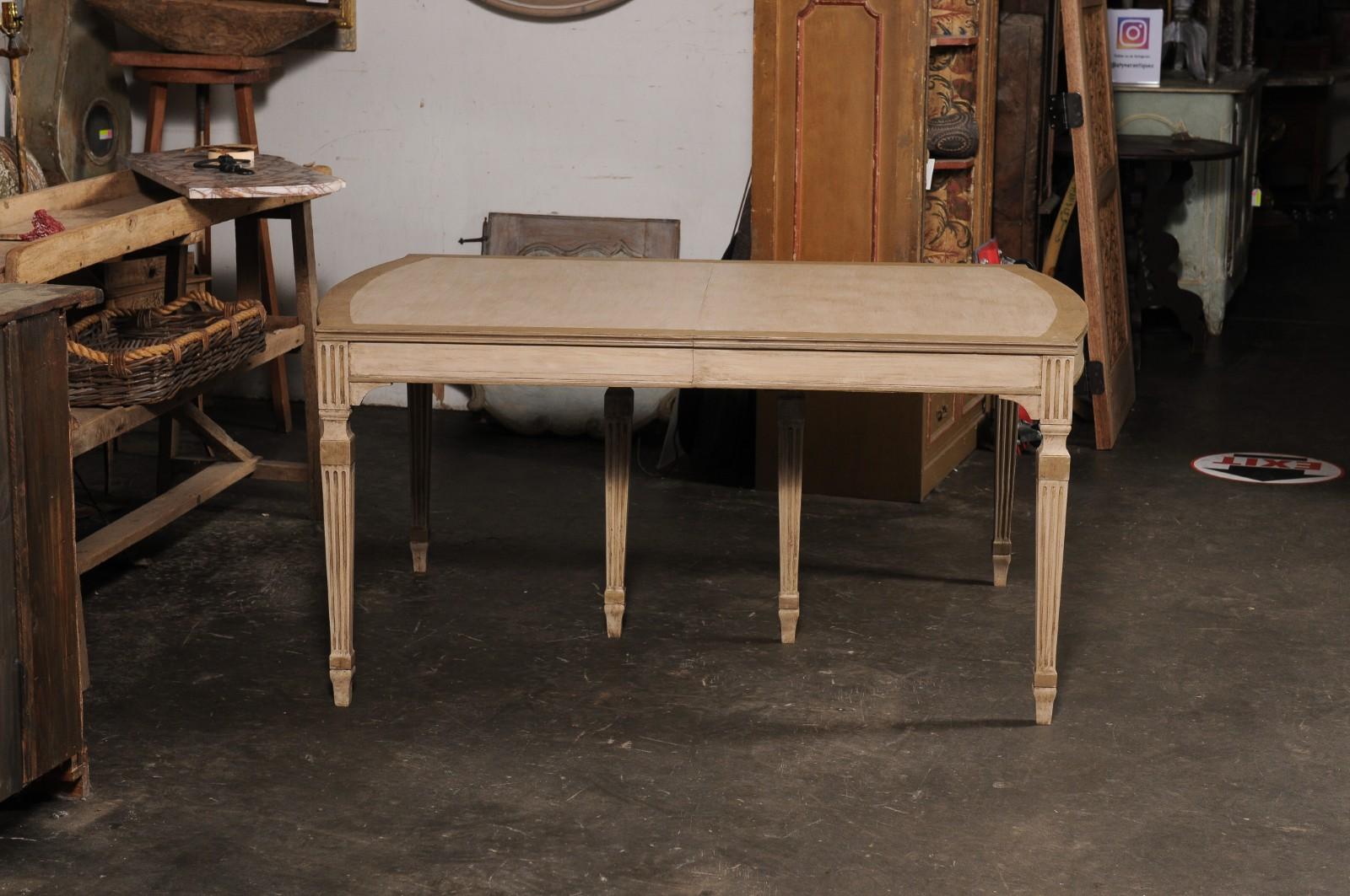 Table de salle à manger vintage en bois peint avec pieds cannelés en vente 4