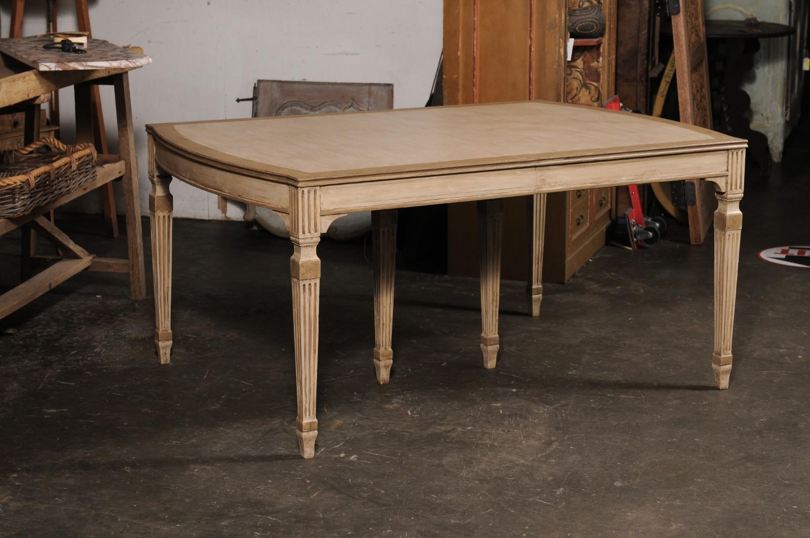 Table de salle à manger vintage en bois peint avec pieds cannelés en vente 5
