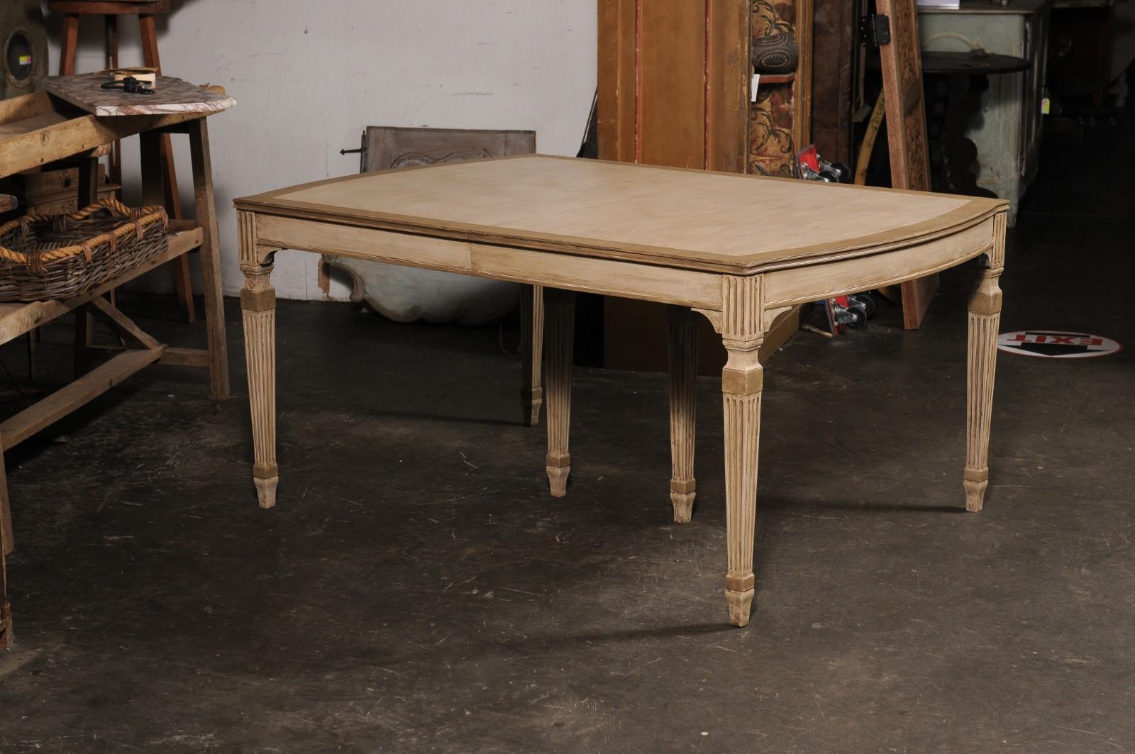 Table de salle à manger vintage en bois peint avec pieds cannelés en vente 7