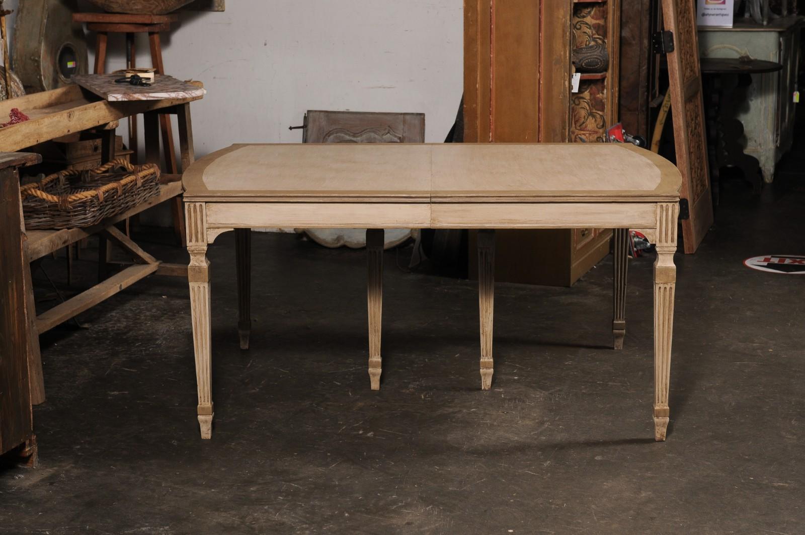 Table de salle à manger vintage en bois peint avec pieds cannelés en vente 8