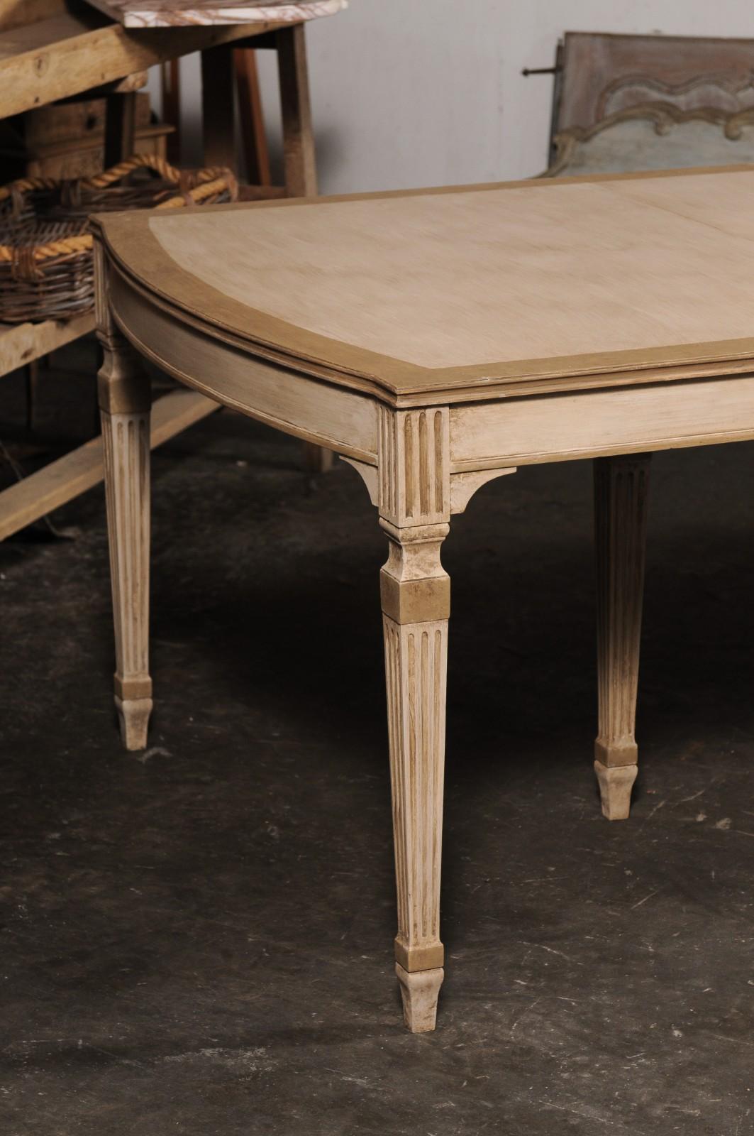 Américain Table de salle à manger vintage en bois peint avec pieds cannelés en vente