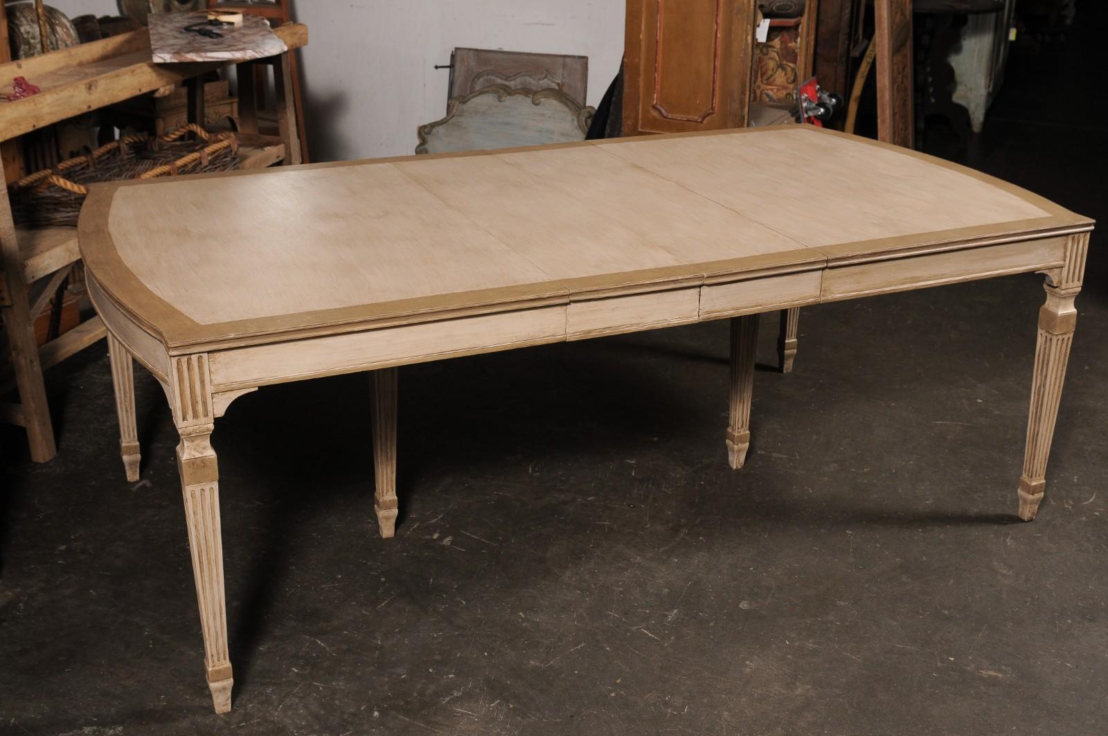 Table de salle à manger vintage en bois peint avec pieds cannelés Bon état - En vente à Atlanta, GA