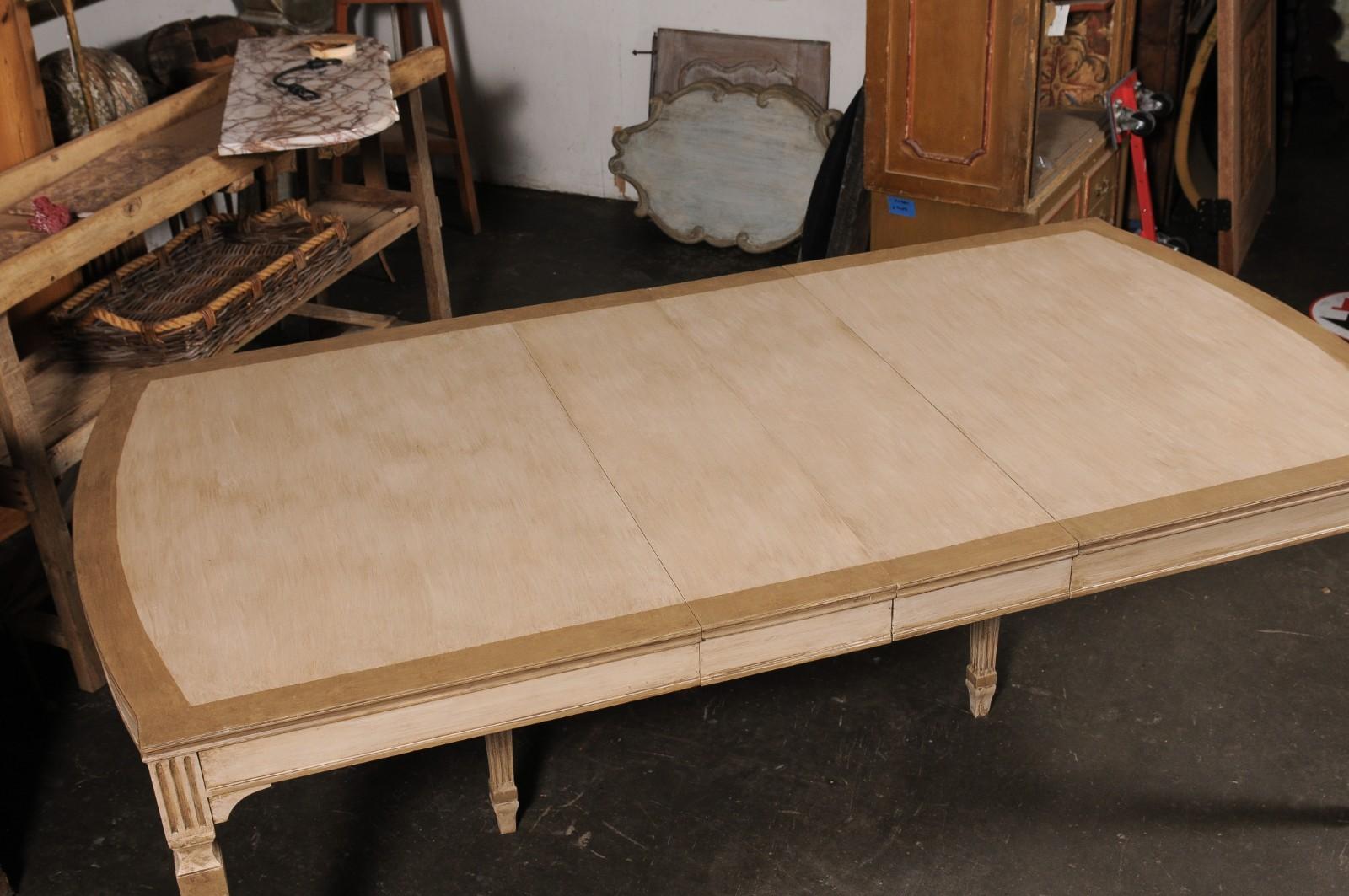20ième siècle Table de salle à manger vintage en bois peint avec pieds cannelés en vente