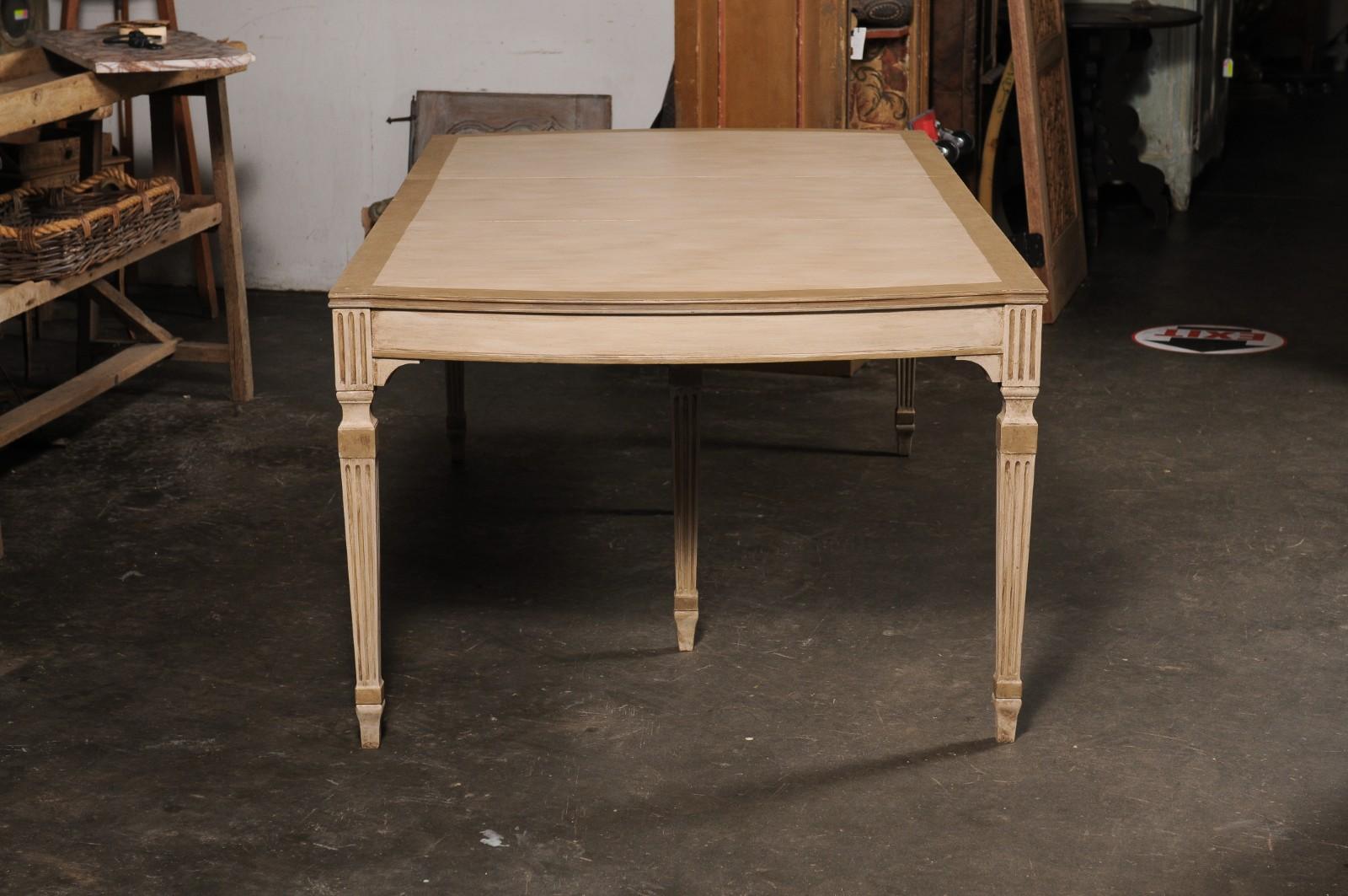 Bois Table de salle à manger vintage en bois peint avec pieds cannelés en vente