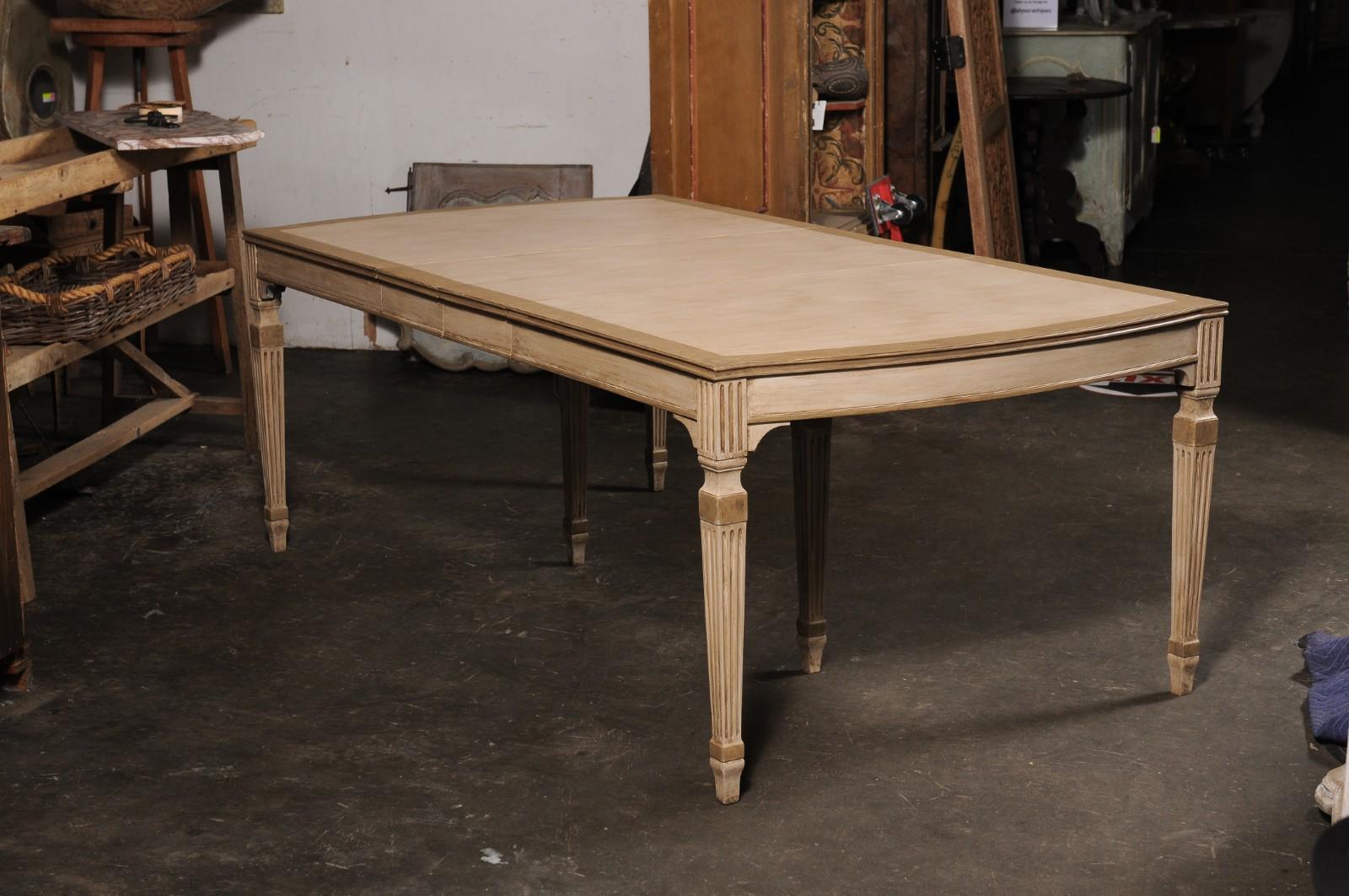 Table de salle à manger vintage en bois peint avec pieds cannelés en vente 1