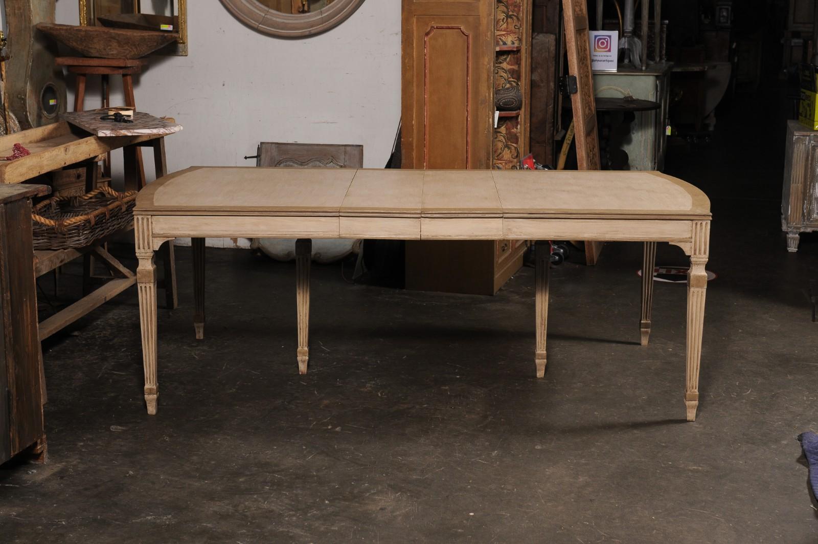 Table de salle à manger vintage en bois peint avec pieds cannelés en vente 2