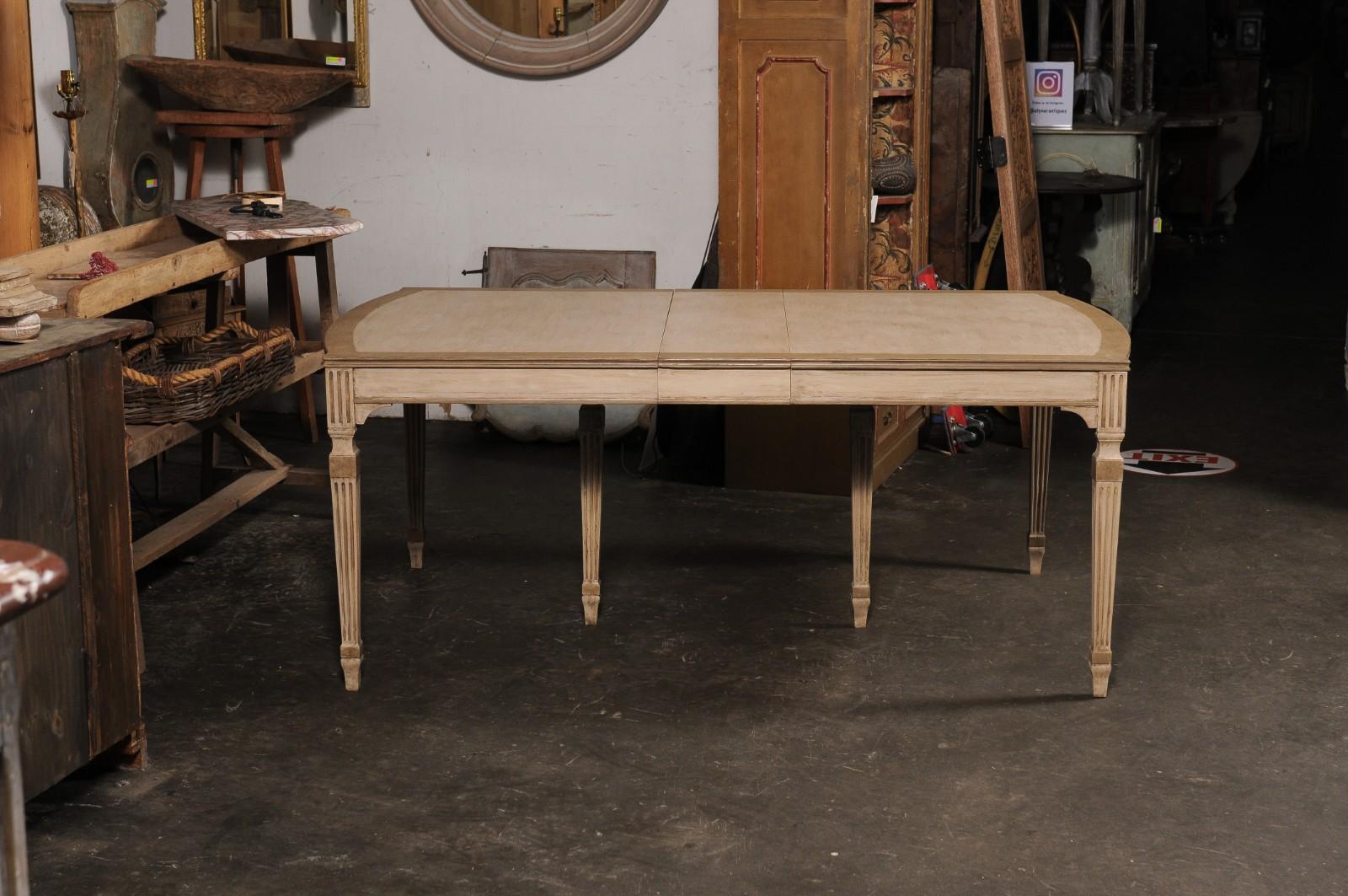 Table de salle à manger vintage en bois peint avec pieds cannelés en vente 3