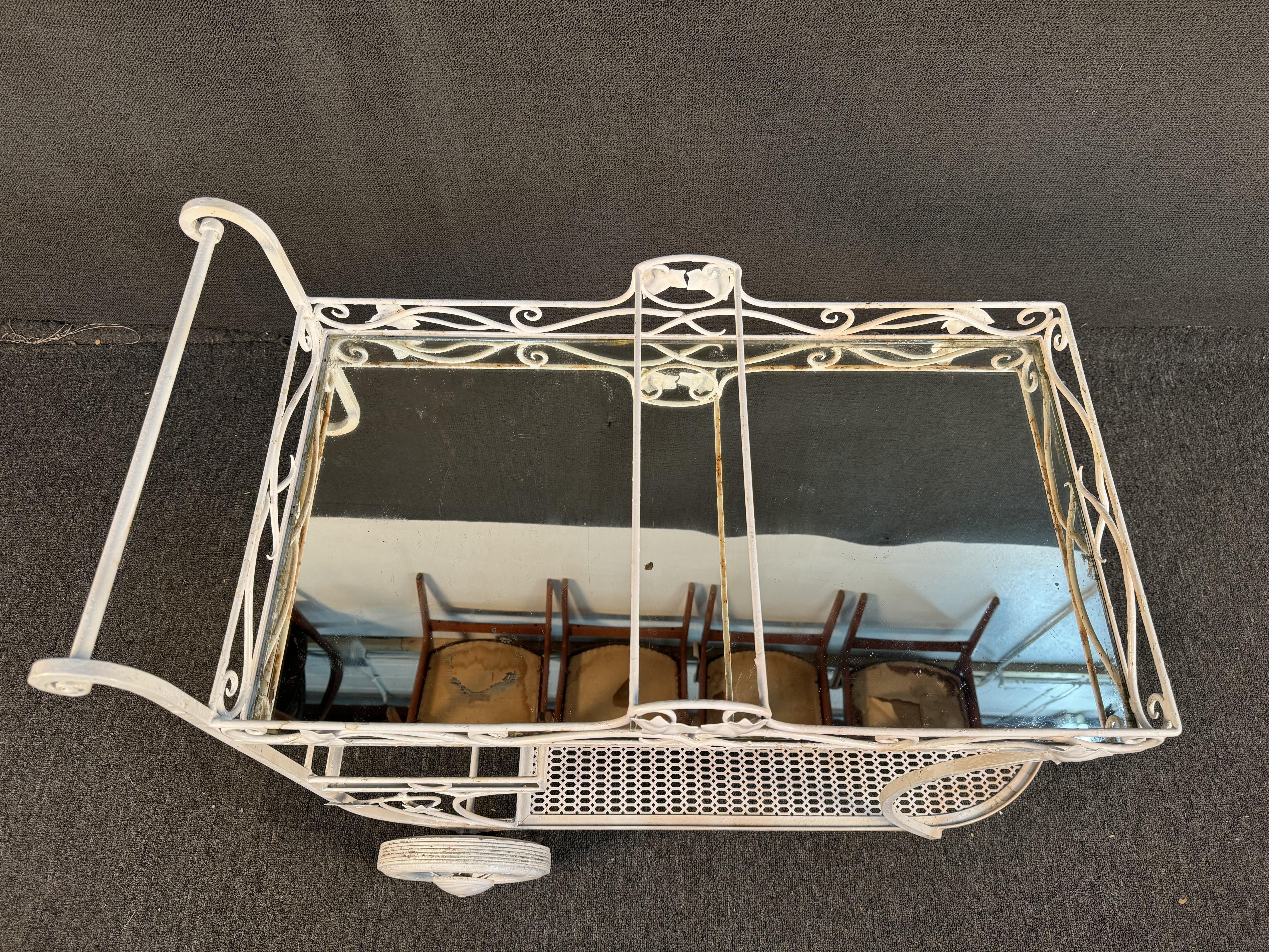 Chariot de jardin vintage en fer forgé peint en vente 3