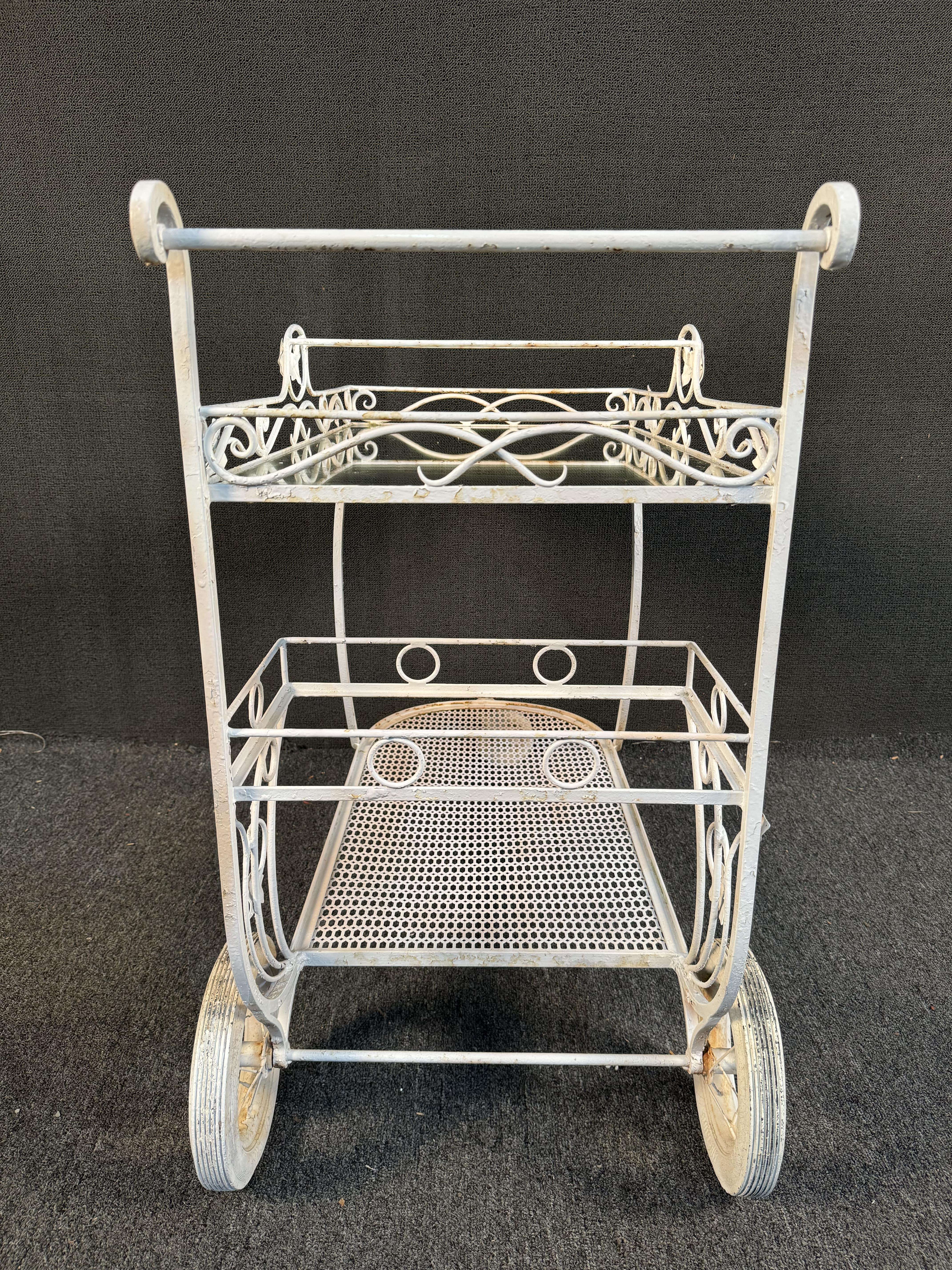 Chariot de jardin vintage en fer forgé peint en vente 9