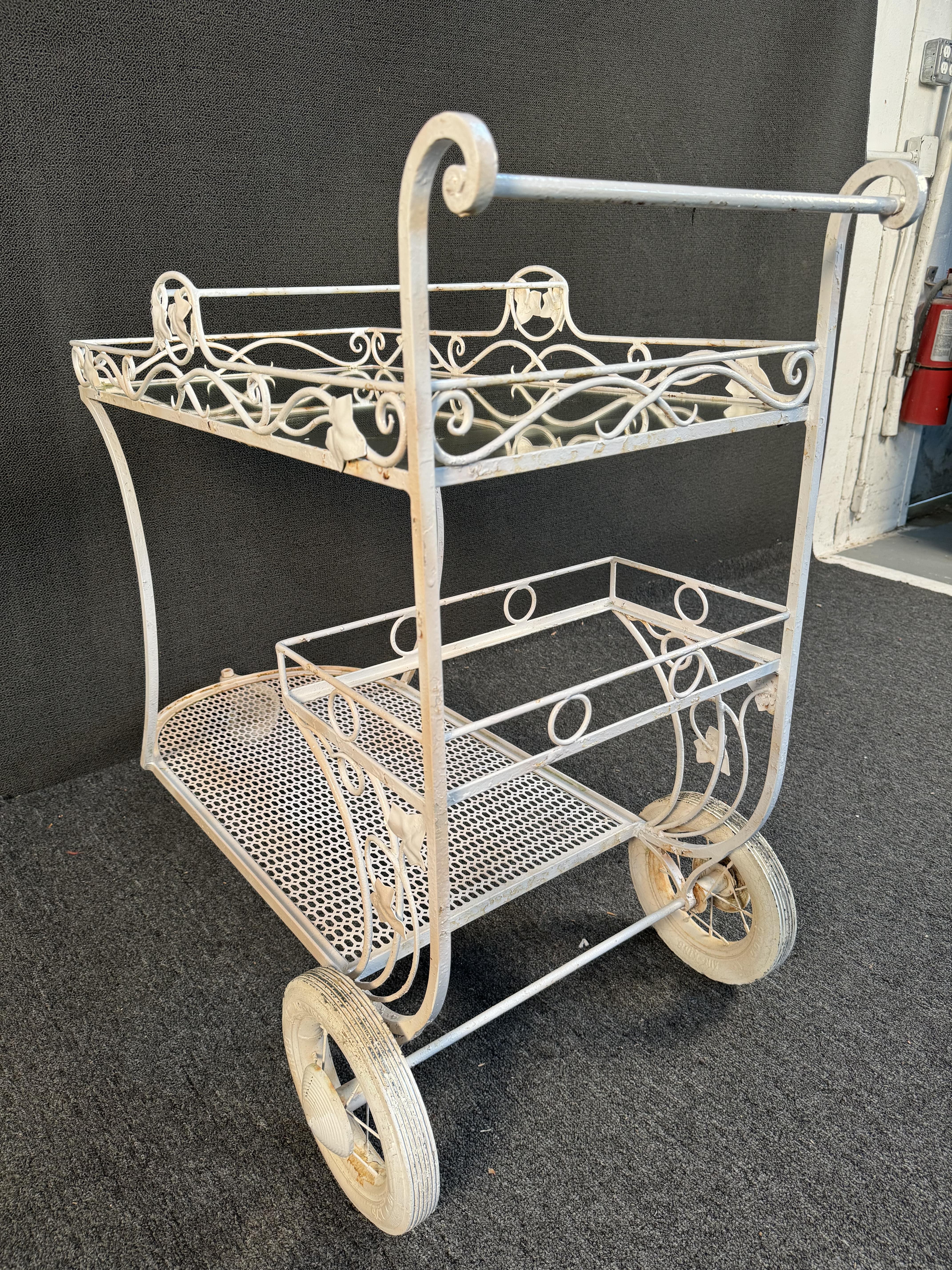 Chariot de jardin vintage en fer forgé peint en vente 10
