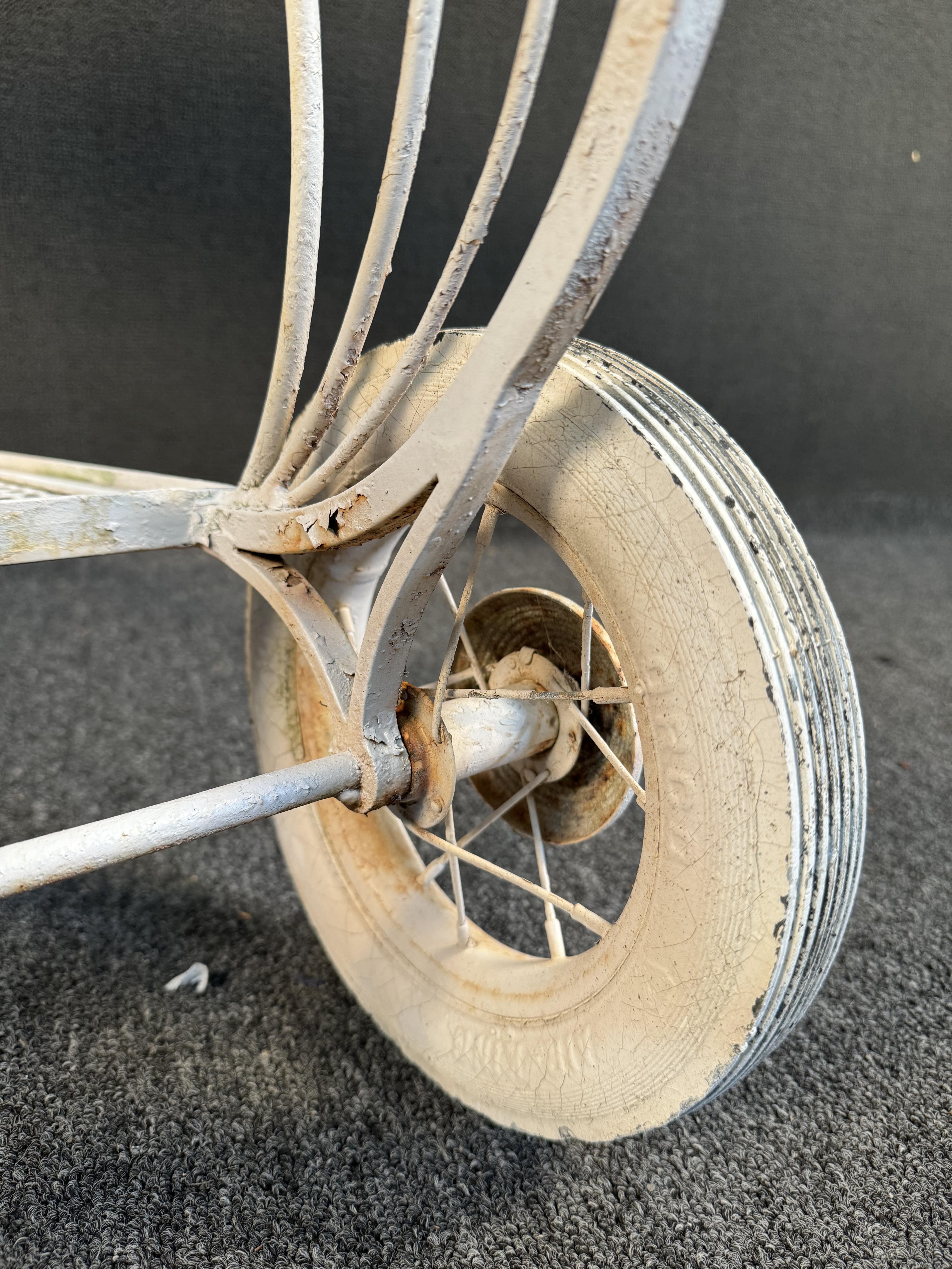 Chariot de jardin vintage en fer forgé peint en vente 11