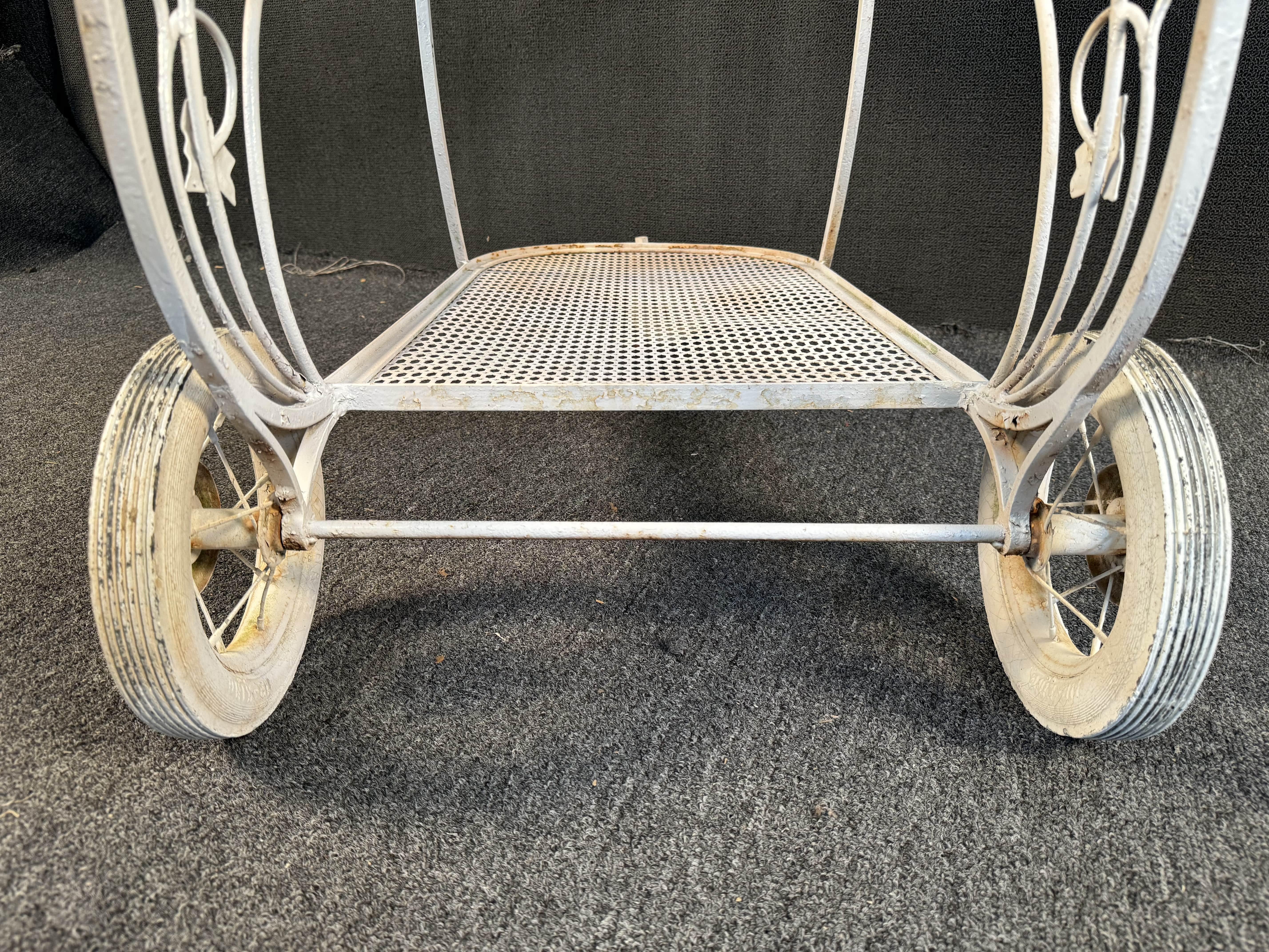 Chariot de jardin vintage en fer forgé peint en vente 12