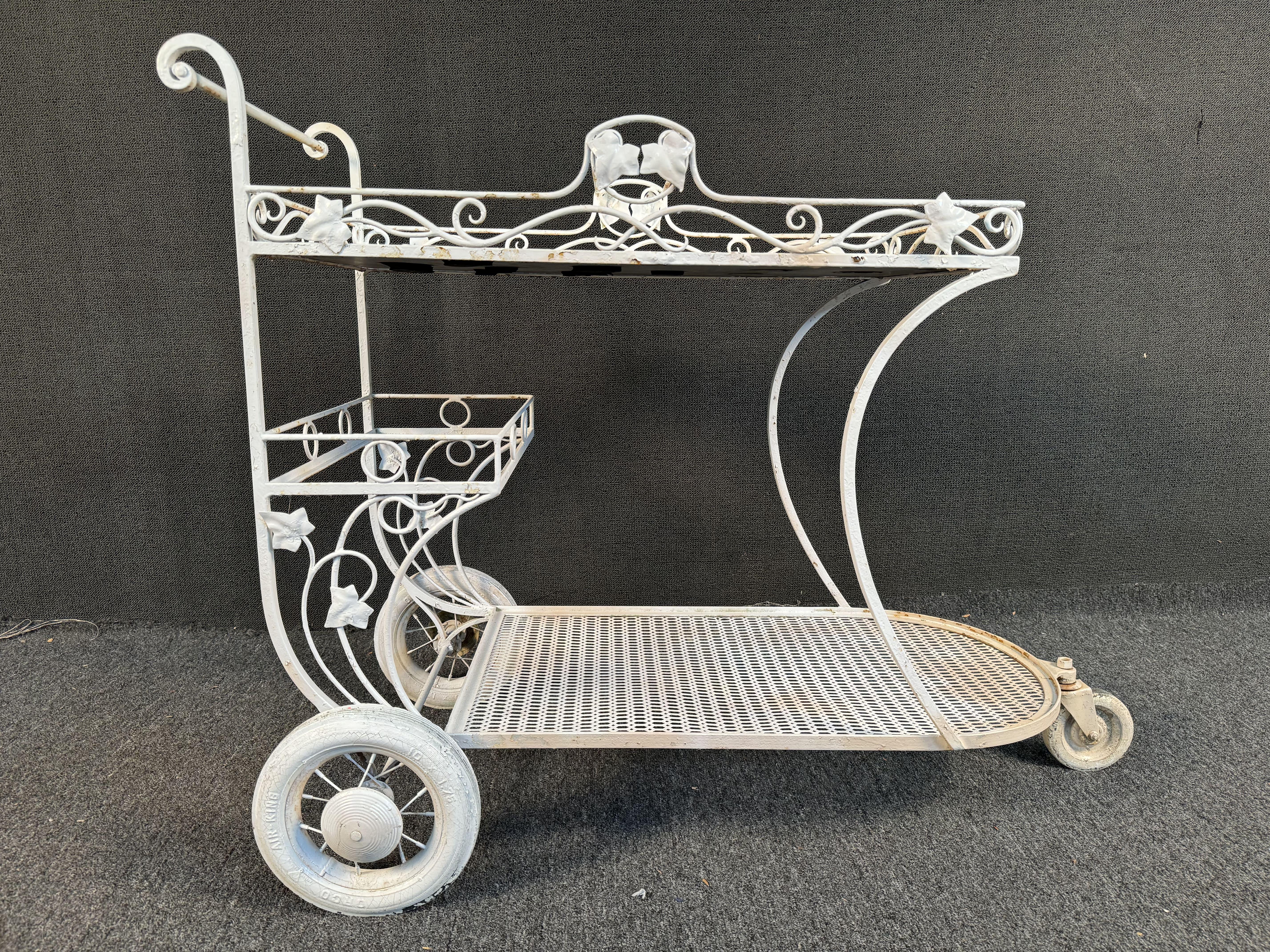 Mid-Century Modern Chariot de jardin vintage en fer forgé peint en vente