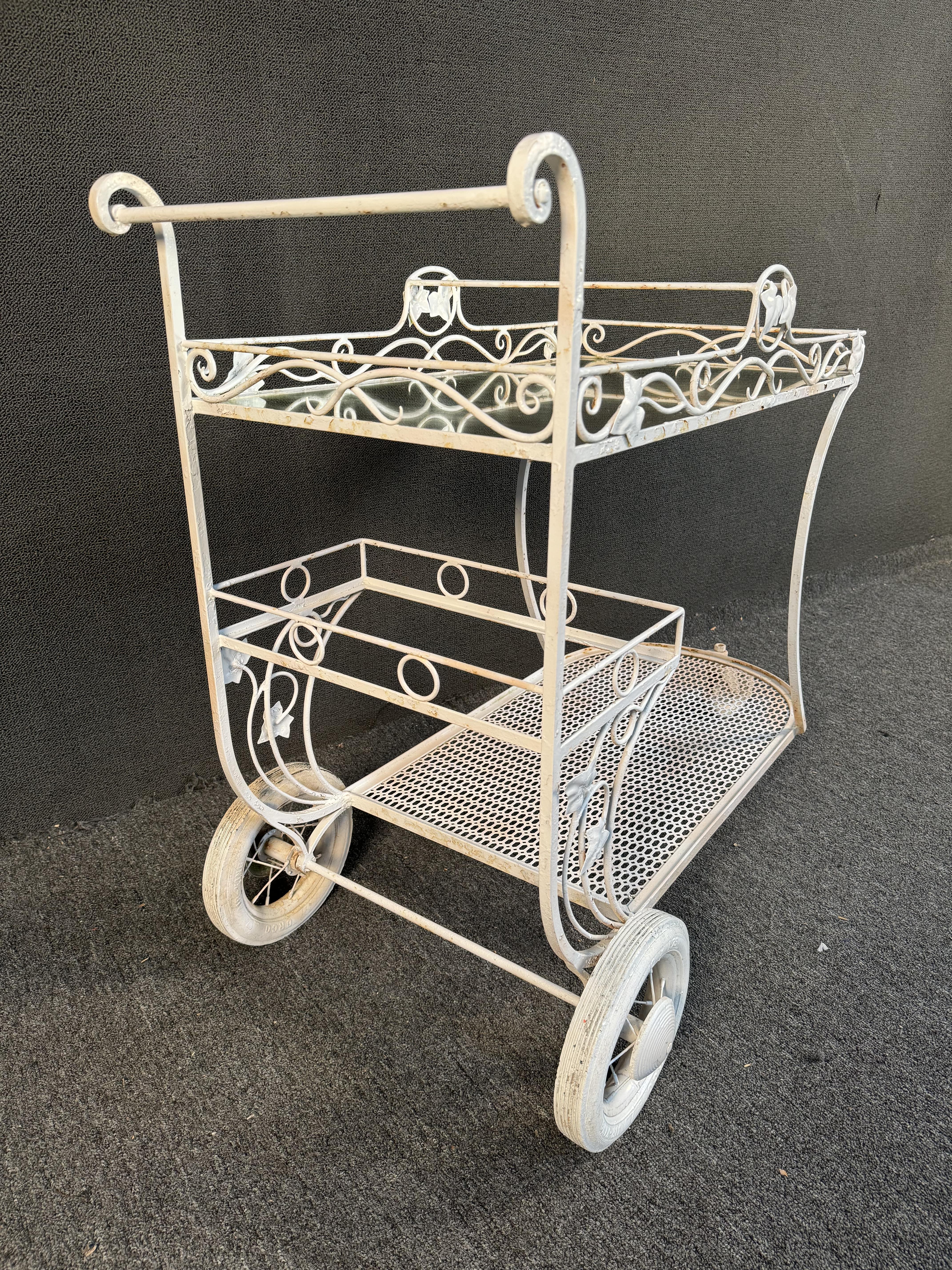 Inconnu Chariot de jardin vintage en fer forgé peint en vente