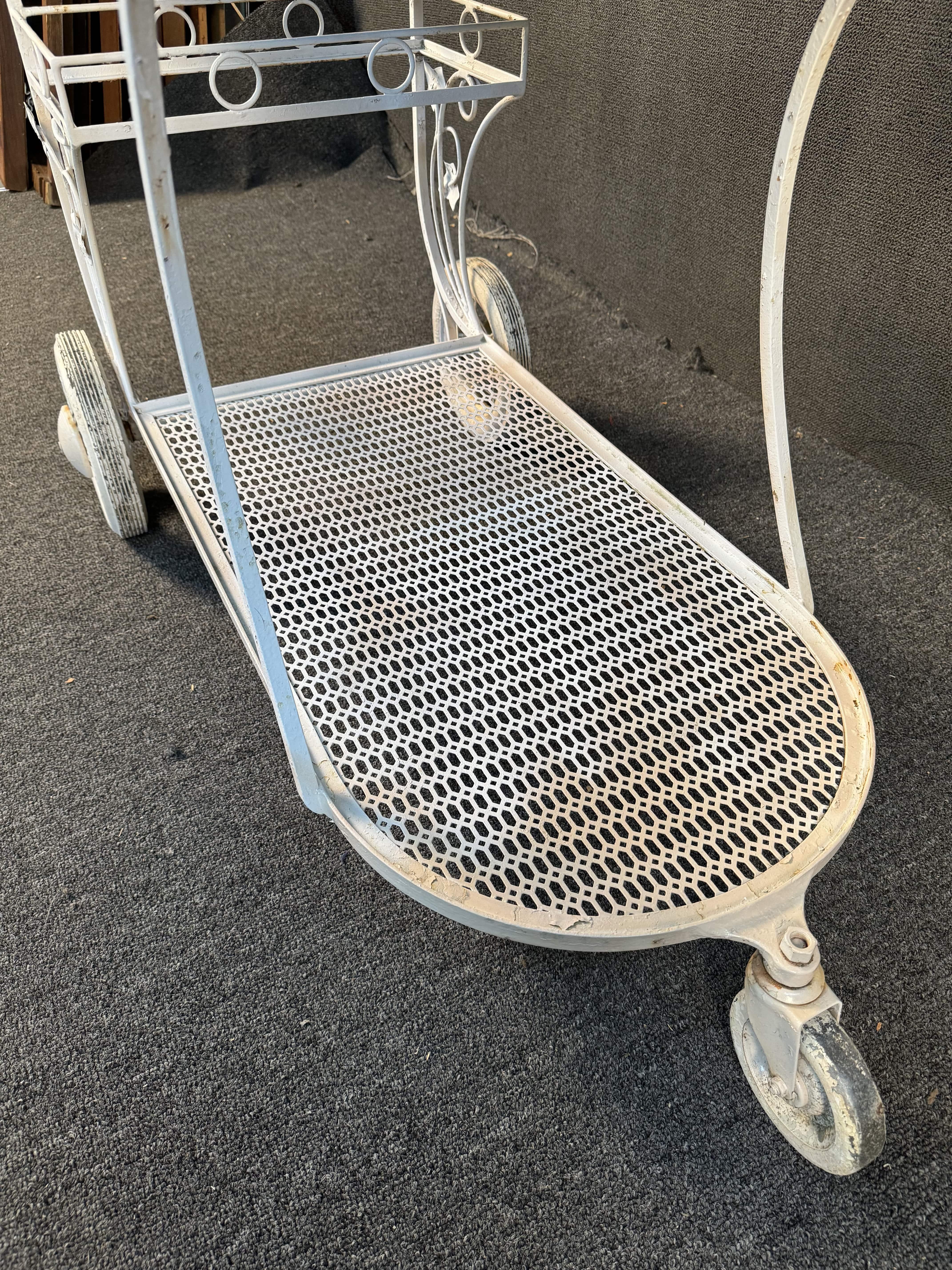 20ième siècle Chariot de jardin vintage en fer forgé peint en vente