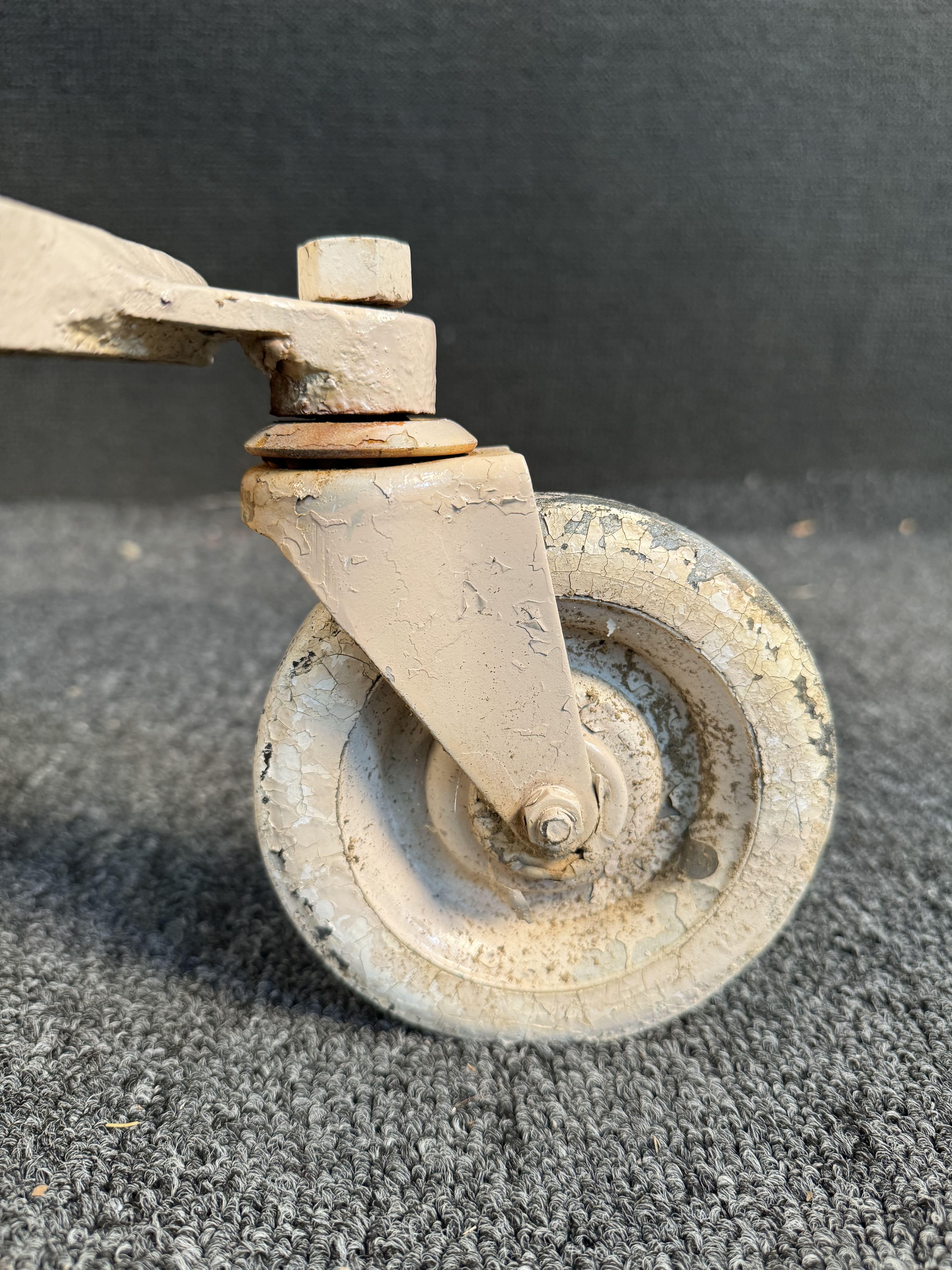 Chariot de jardin vintage en fer forgé peint en vente 2