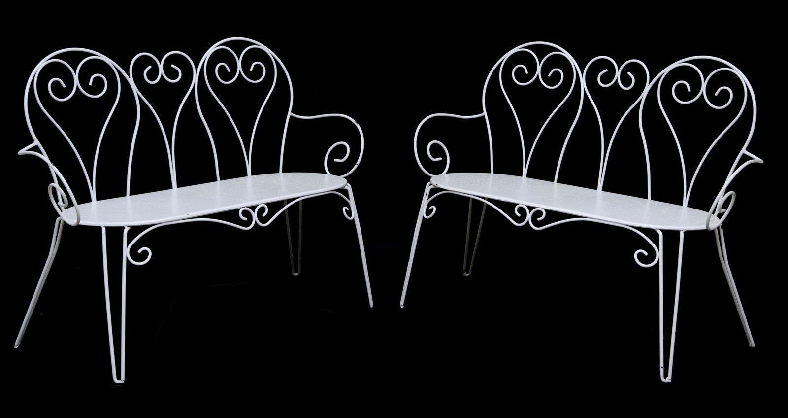 Par de bancos de jardín de hierro forjado pintados de época Art Nouveau en venta