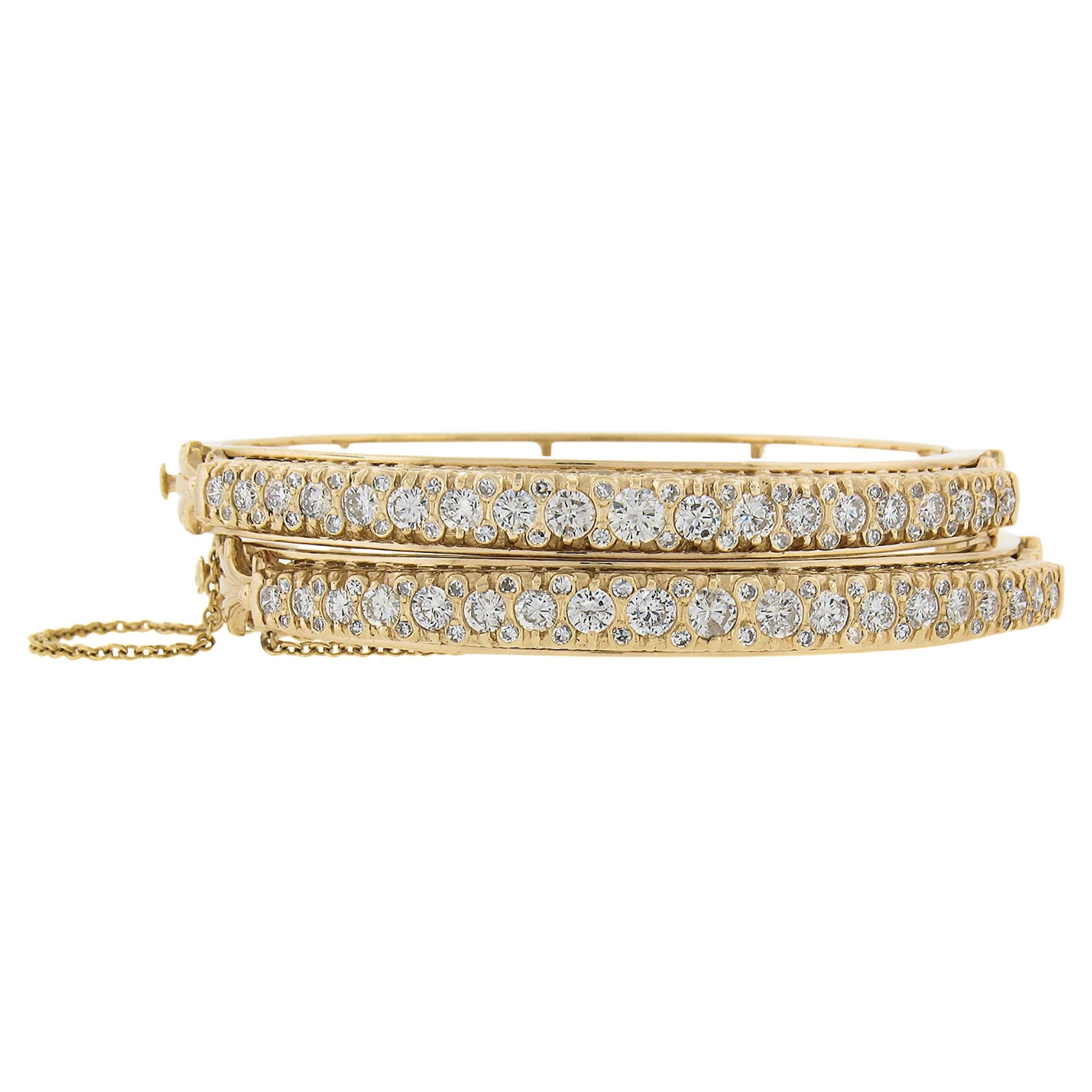 Paire Vintage 14k Gold 5.08ct Fiery Diamond Stack Hinged Open Bangle Bracelet Set en vente