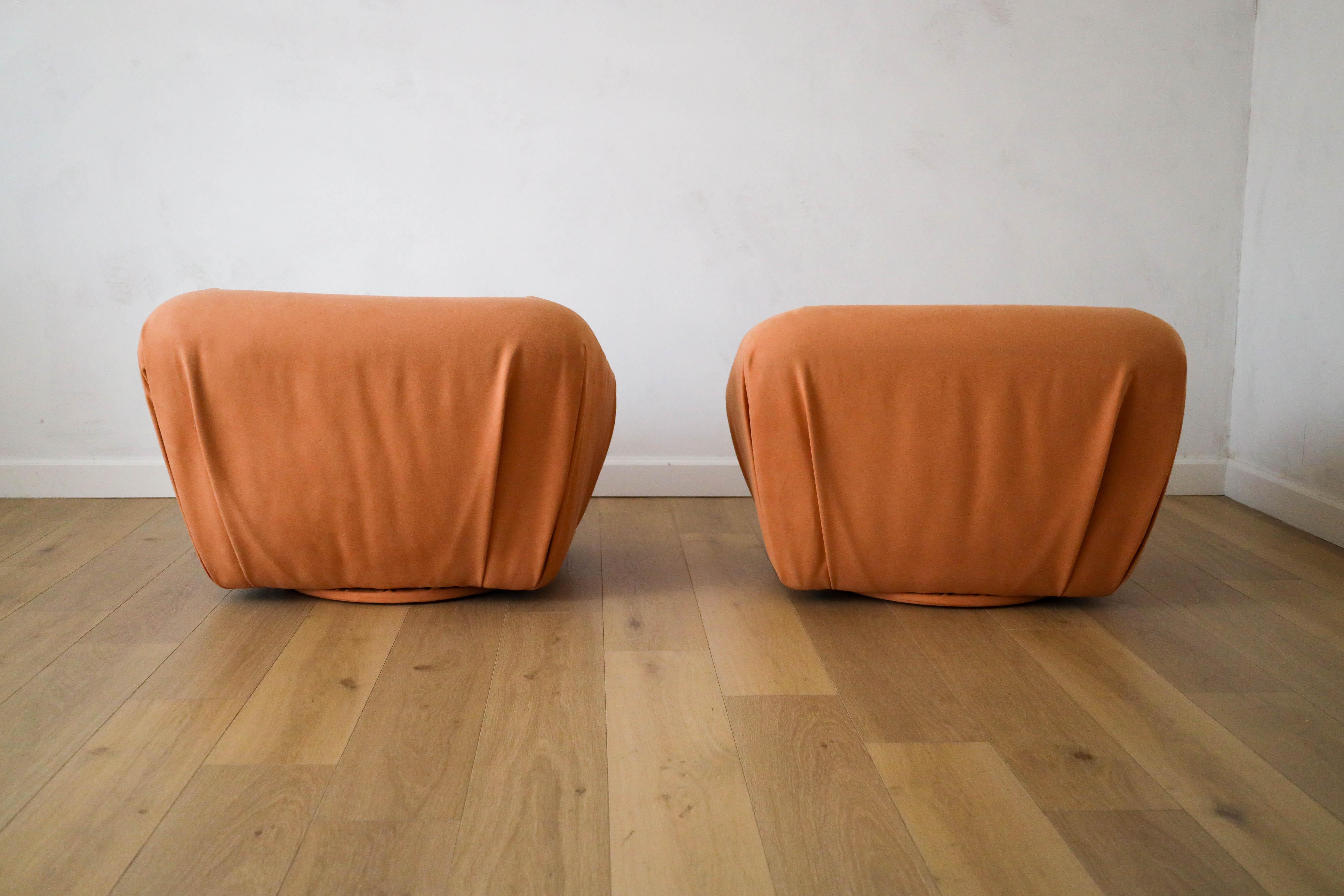 Vintage Pair 1950s European Swivel Chairs, Wildlederpolsterung von The Romo Group (20. Jahrhundert) im Angebot