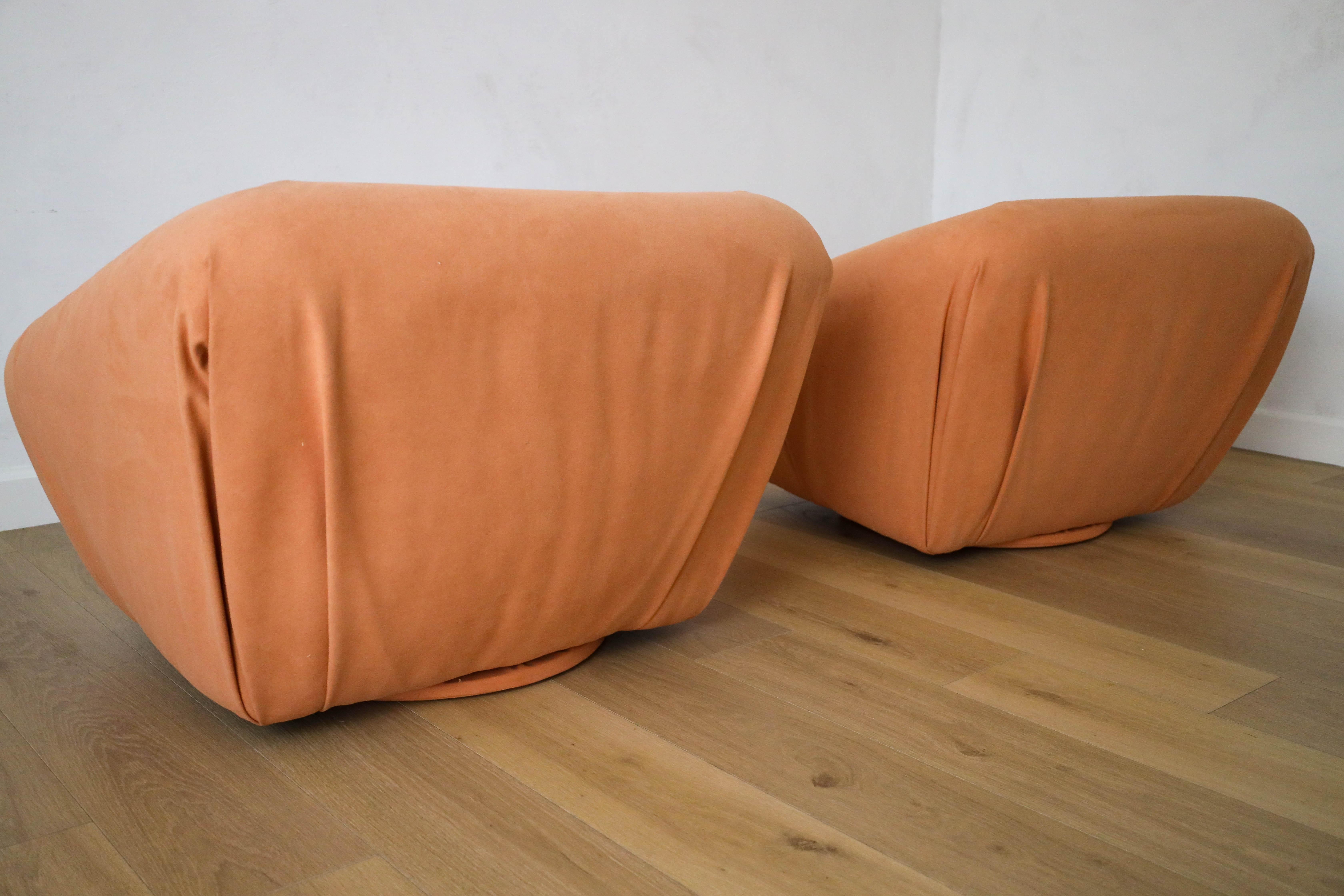 Ultrasuede Paire de chaises pivotantes européennes des années 1950, tapisserie en daim par The Romo Group en vente
