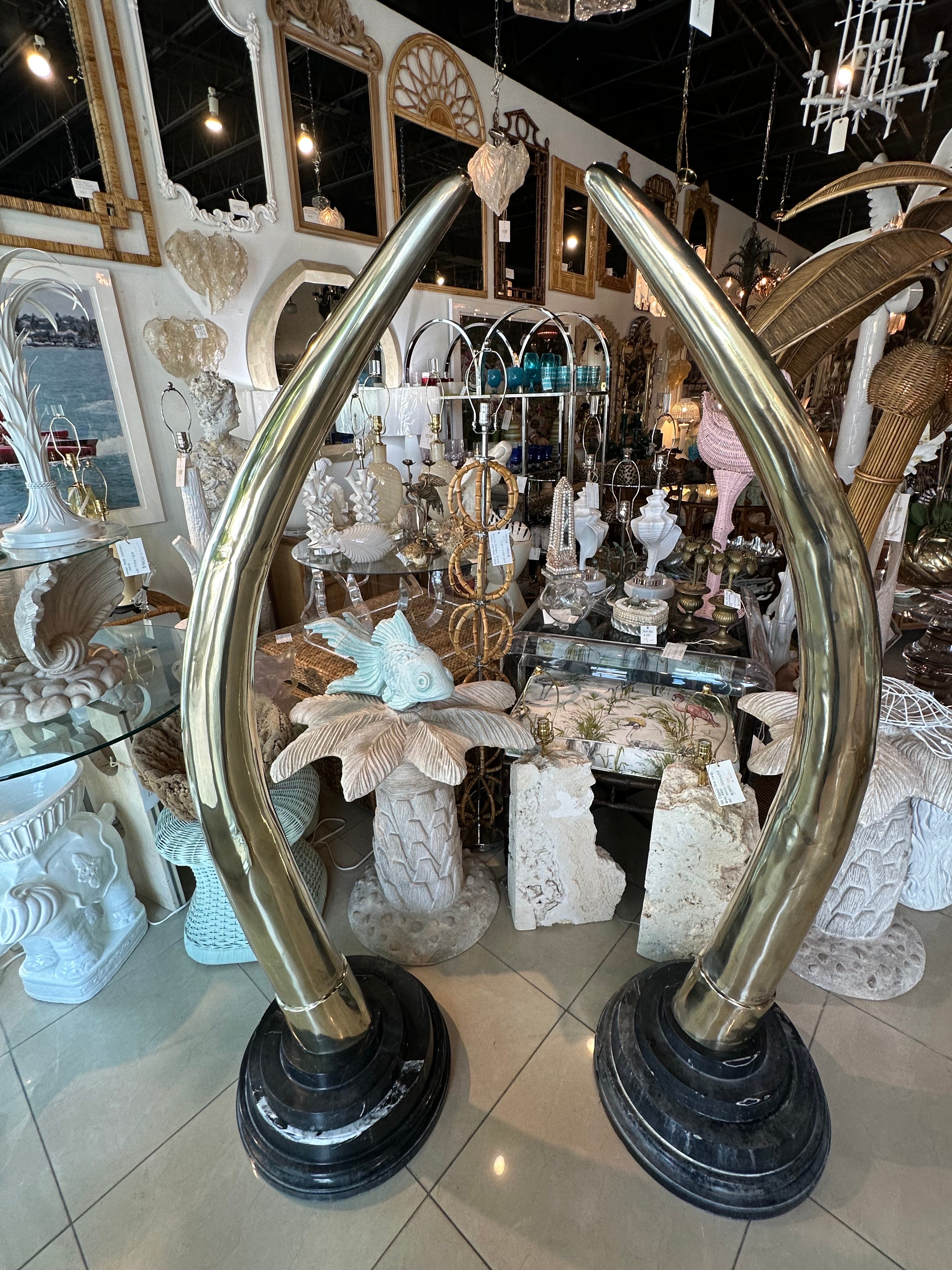 Incredibile coppia di zanne di elefante finte in ottone vintage degli anni '70 a grandezza naturale con grandi basi in marmo. Le zanne e parte della base sono separate per lo spostamento. Sono molto pesanti. Patina su alcune aree dell'ottone e del