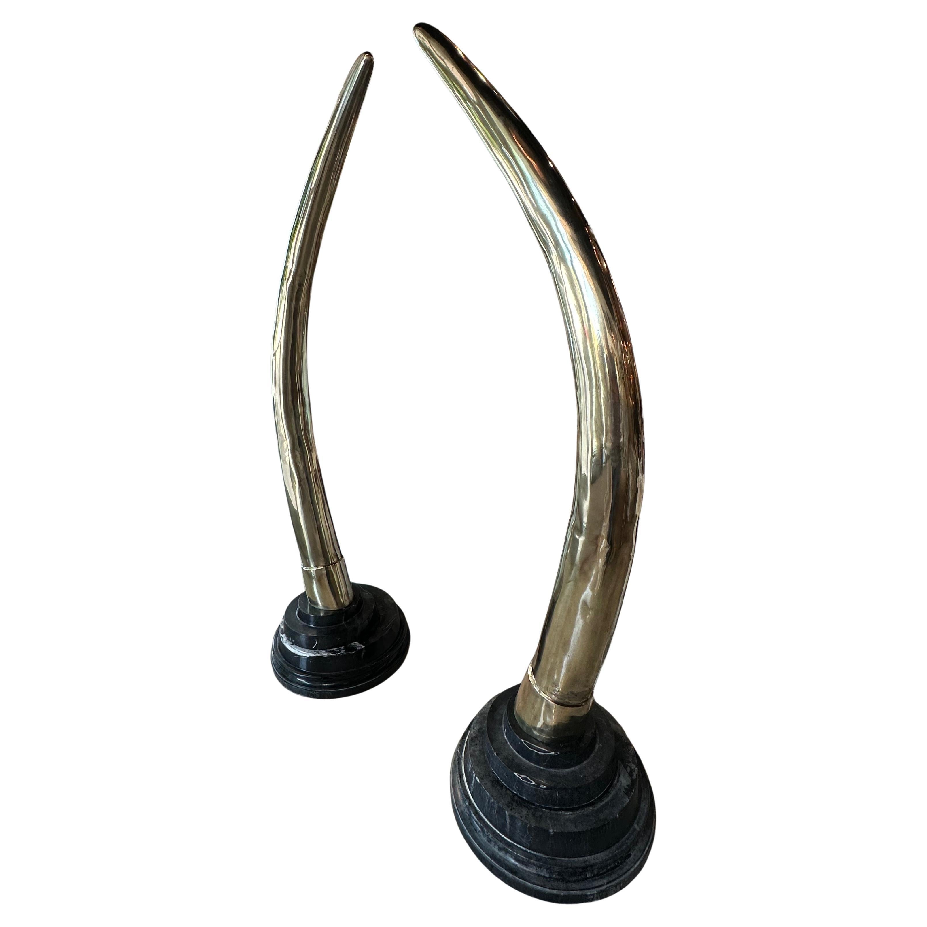 Paire monumentale des années 1970 en laiton et marbre faux éléphant tusks grande taille