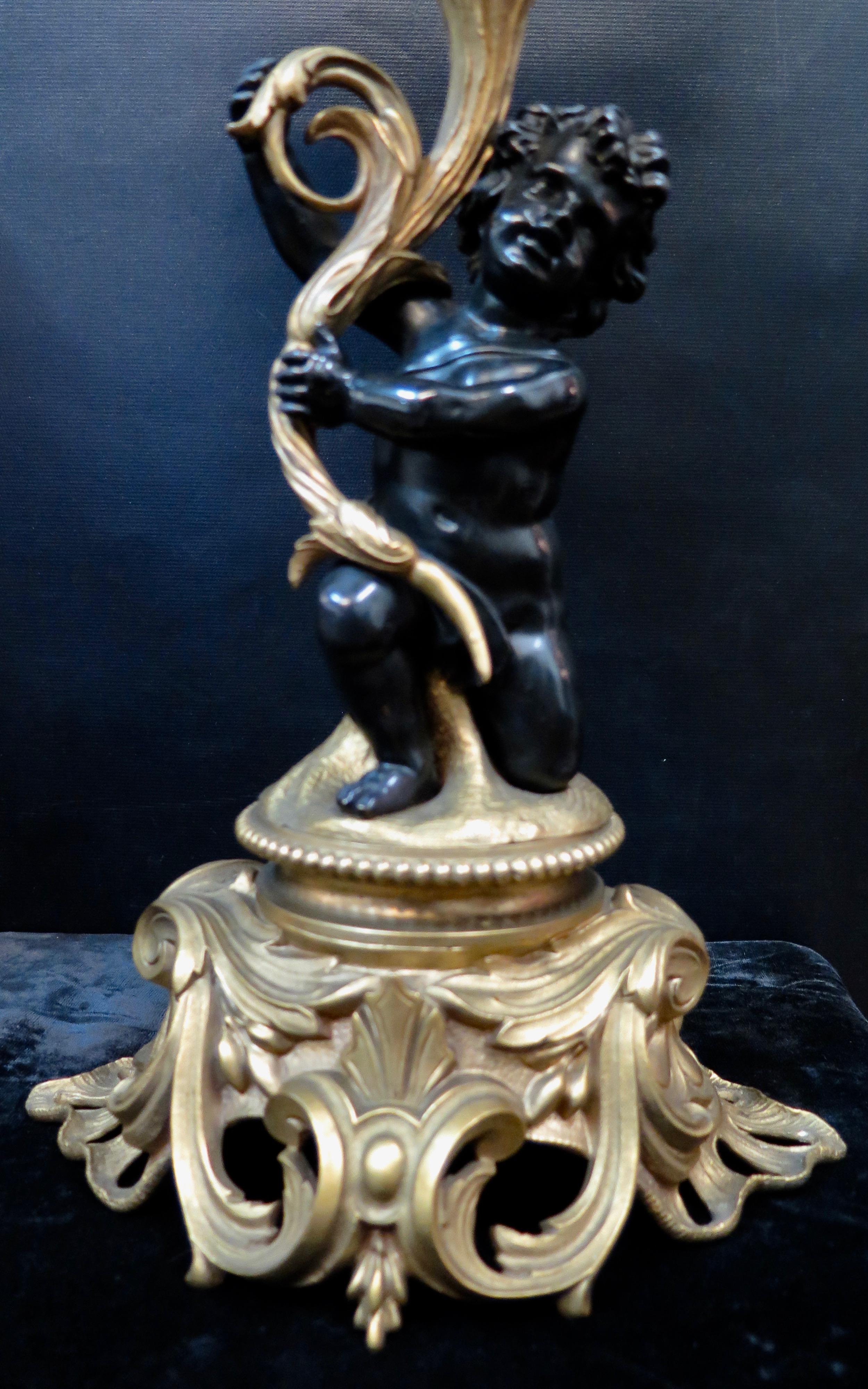 Paar antike Louis XV-Kandelaber aus Bronze im Vintage-Stil im Angebot 1