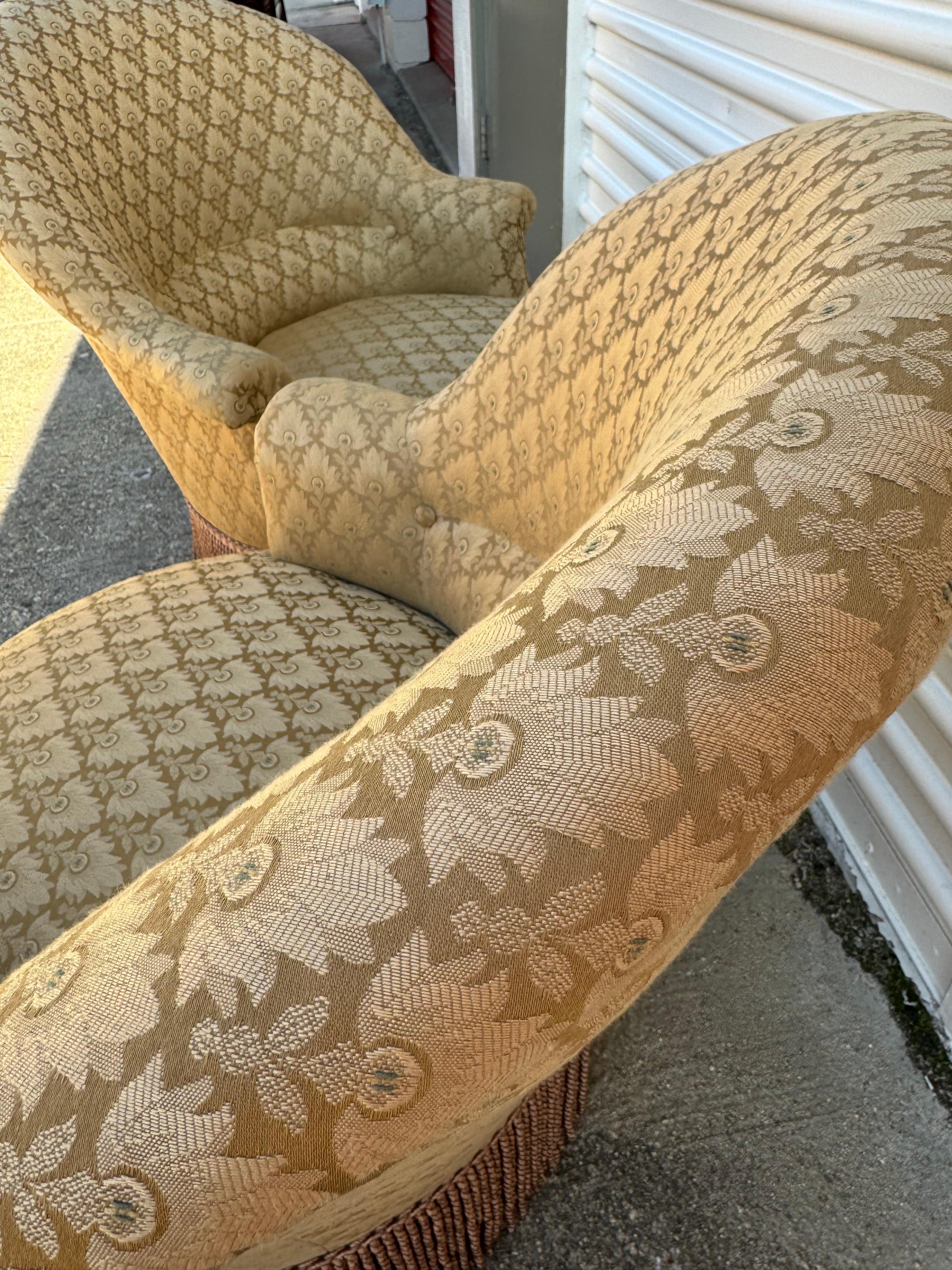 Paire de chaises à franges tapissées de damas de soie prune dorée de style Art déco en vente 3