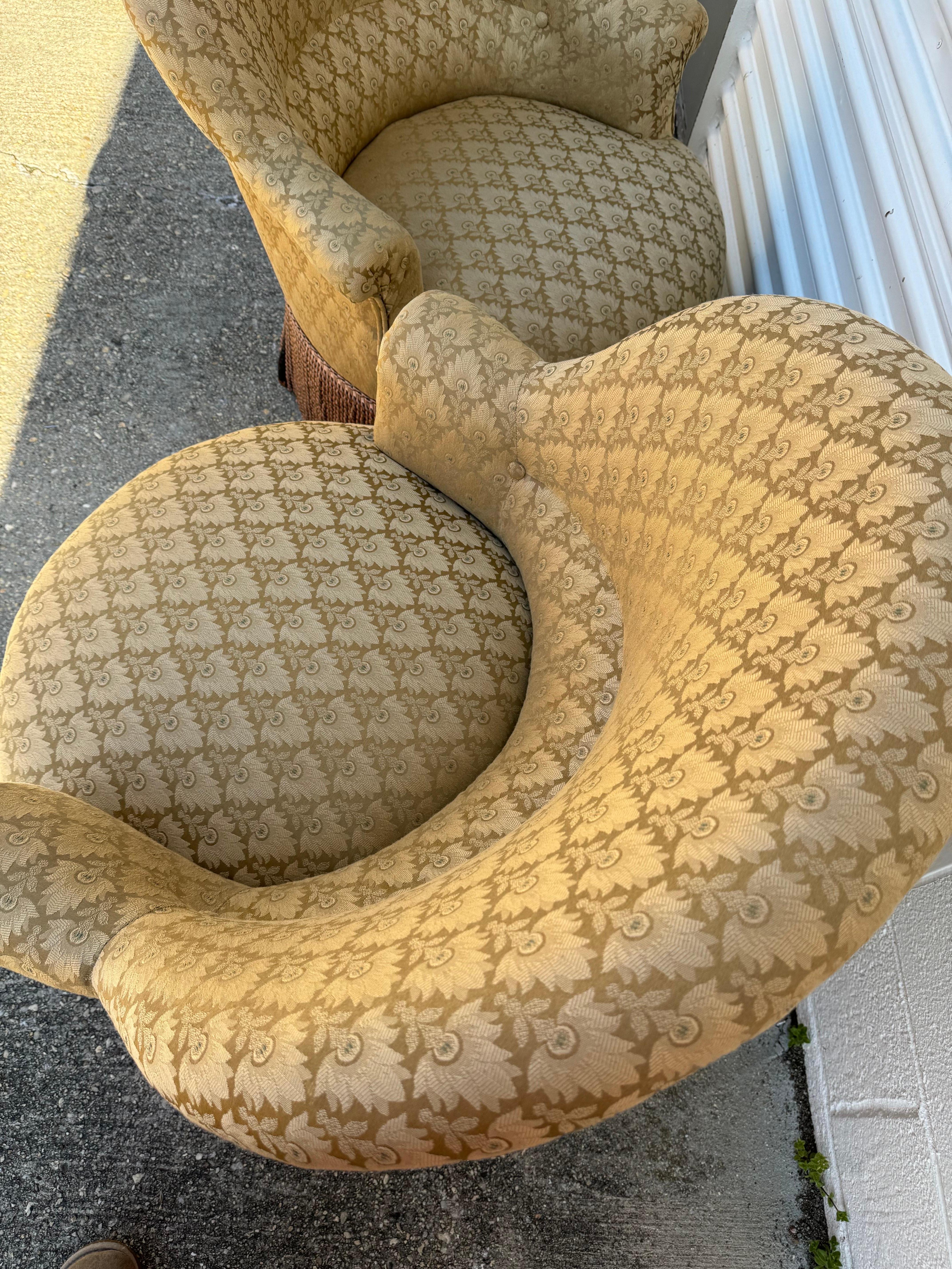 Paire de chaises à franges tapissées de damas de soie prune dorée de style Art déco en vente 5
