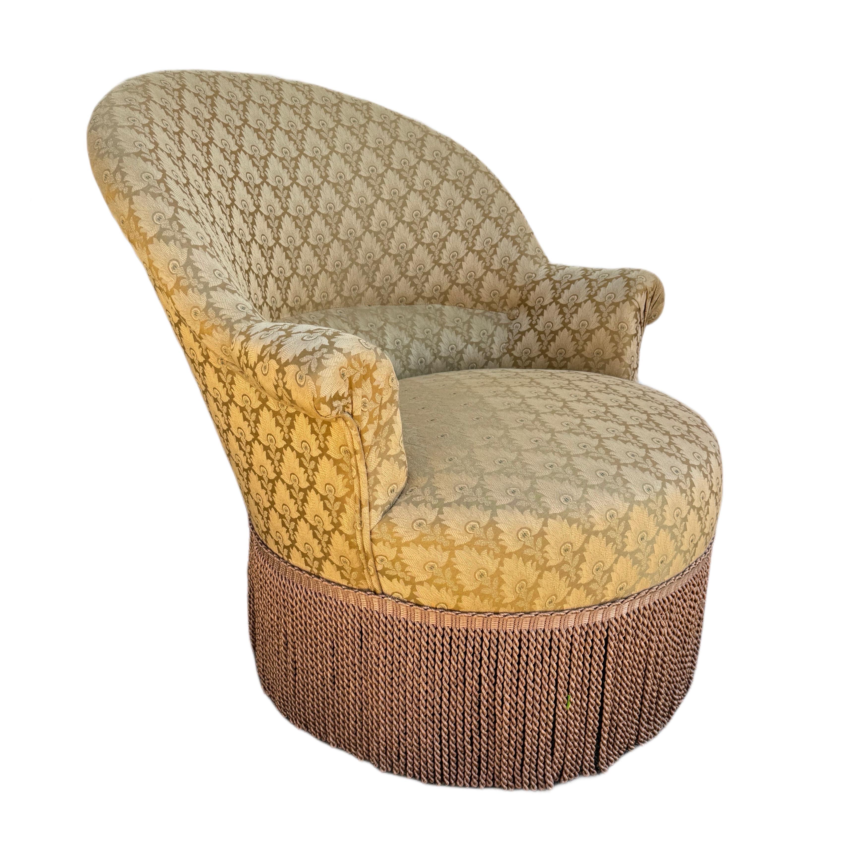 Inconnu Paire de chaises à franges tapissées de damas de soie prune dorée de style Art déco en vente