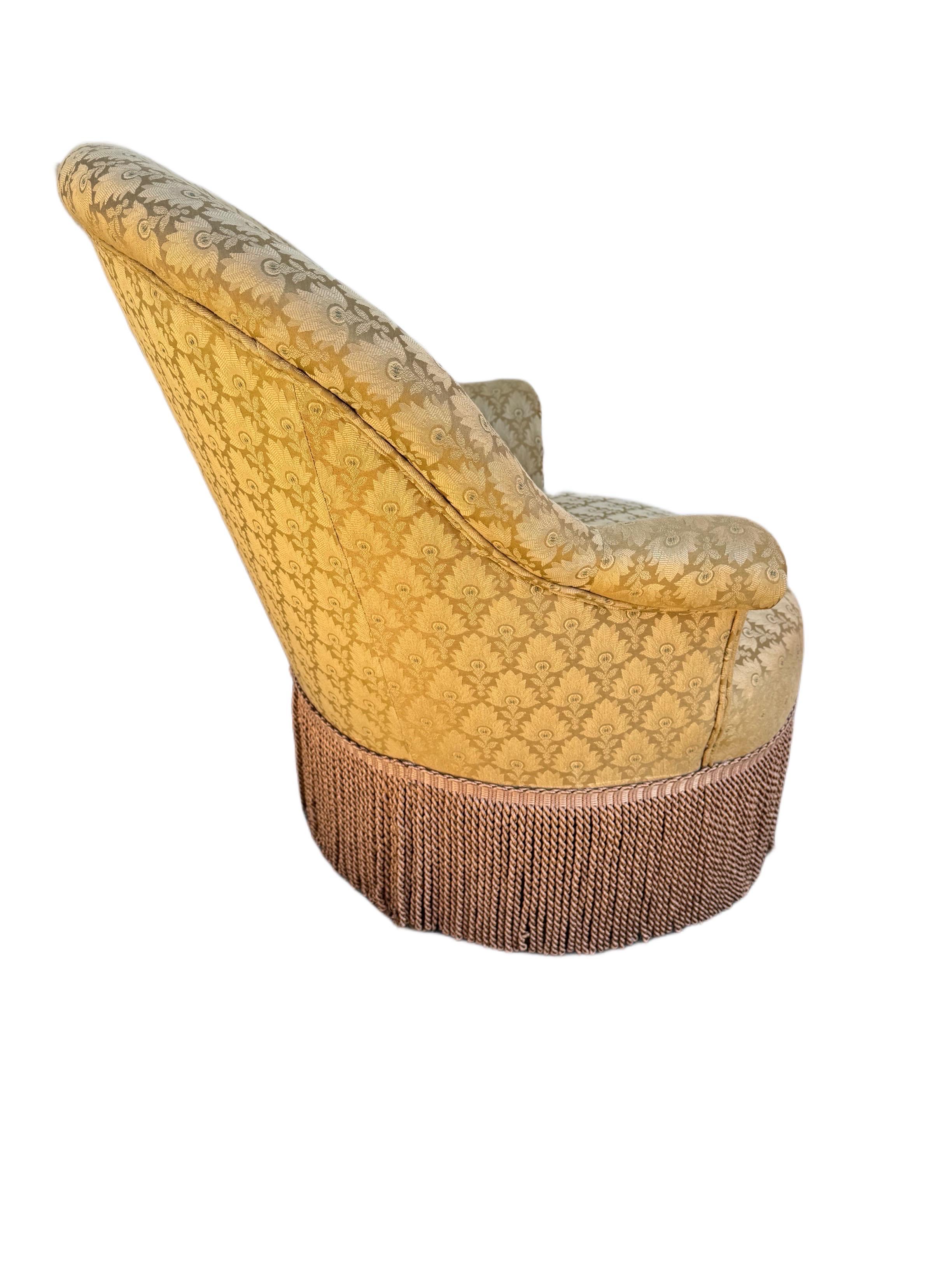 Fait main Paire de chaises à franges tapissées de damas de soie prune dorée de style Art déco en vente