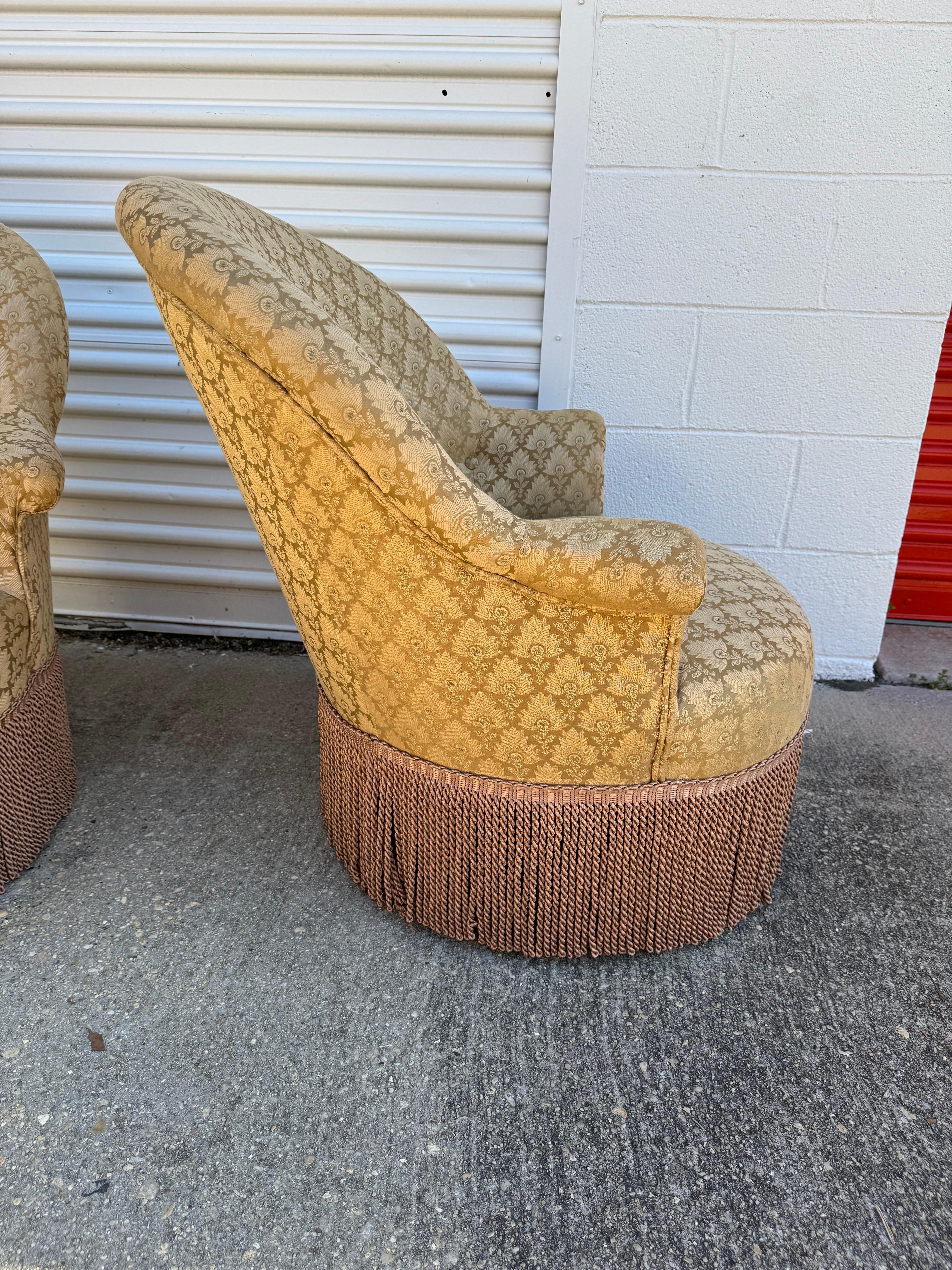 20ième siècle Paire de chaises à franges tapissées de damas de soie prune dorée de style Art déco en vente