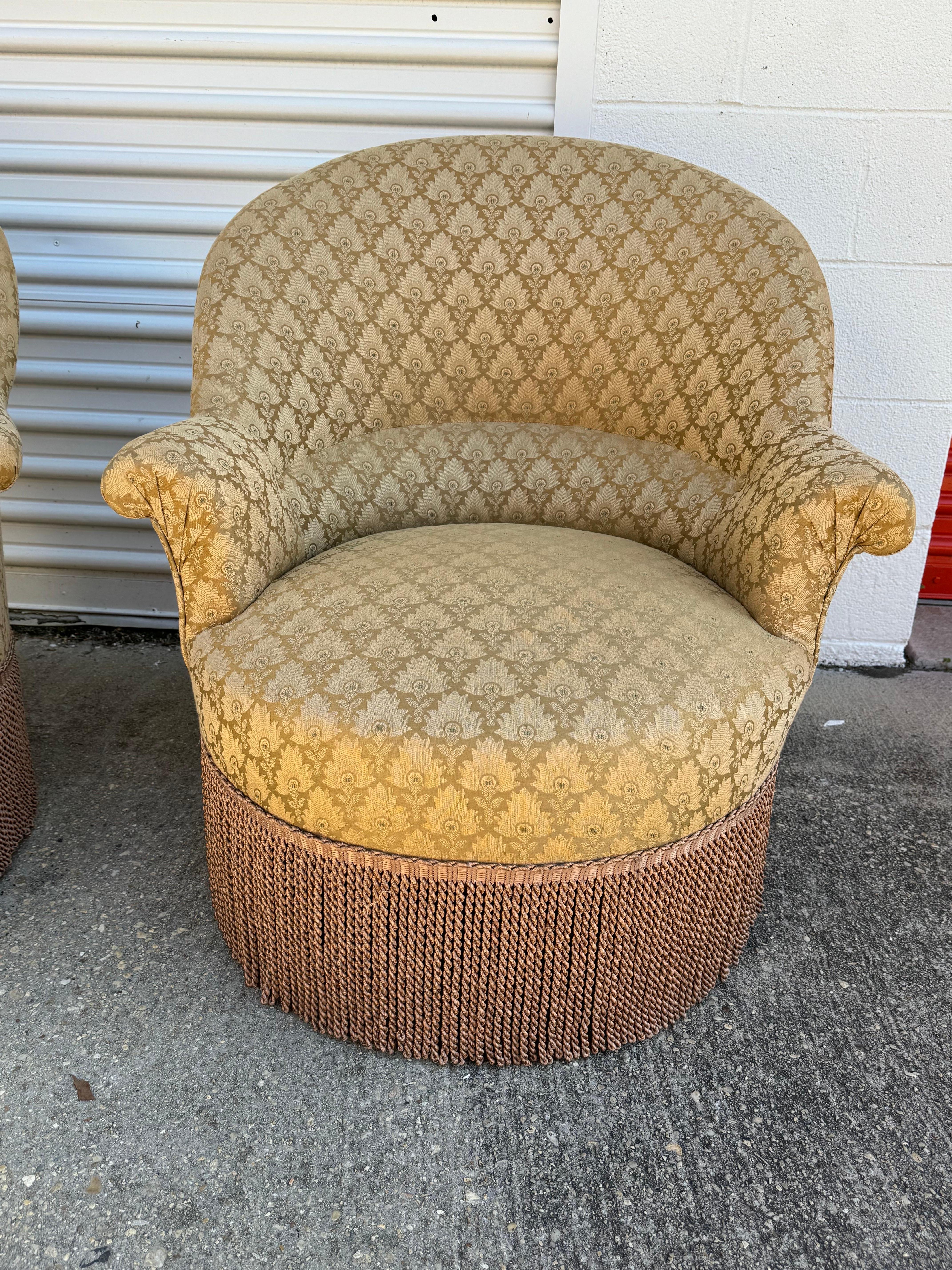 Soie Paire de chaises à franges tapissées de damas de soie prune dorée de style Art déco en vente