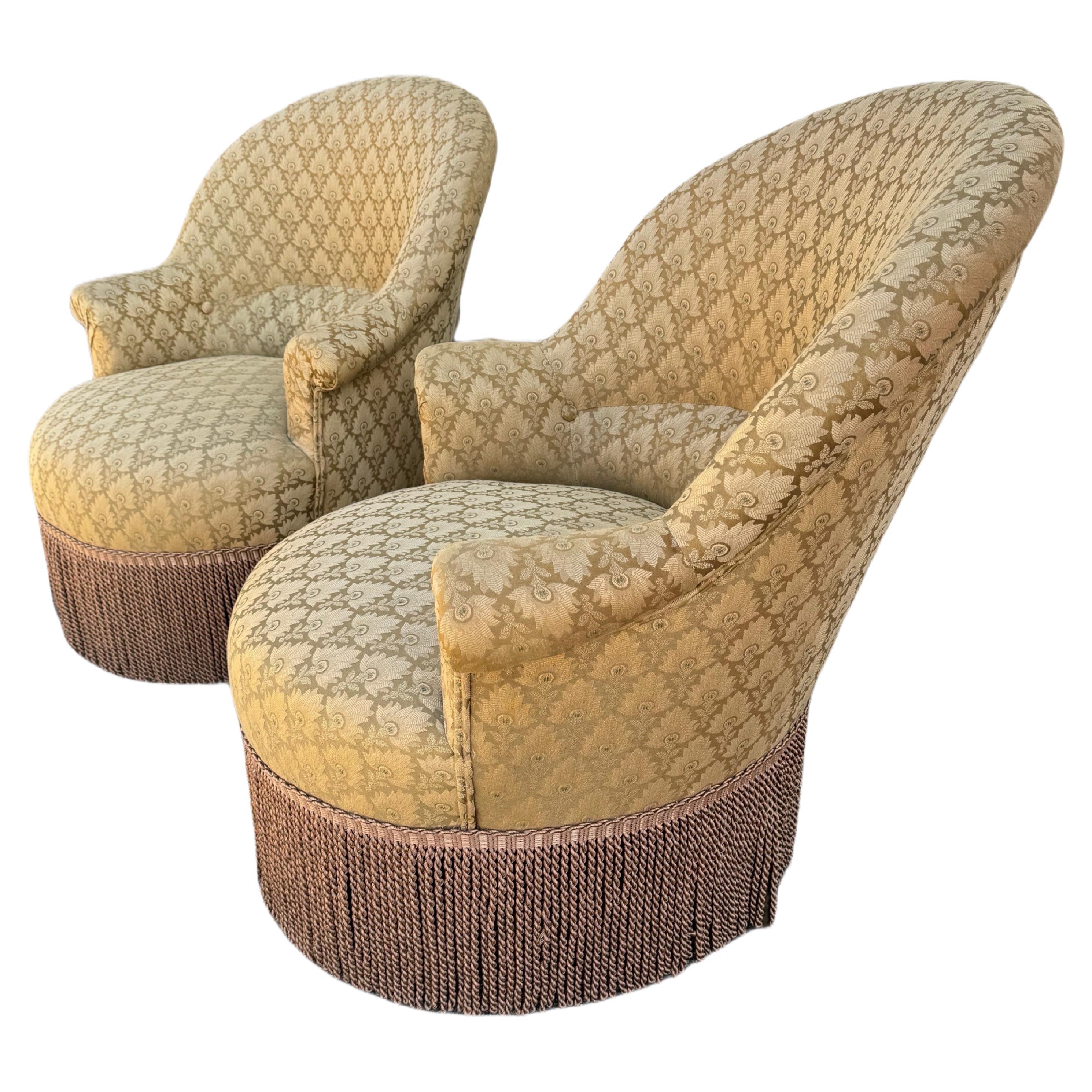 Paire de chaises à franges tapissées de damas de soie prune dorée de style Art déco en vente