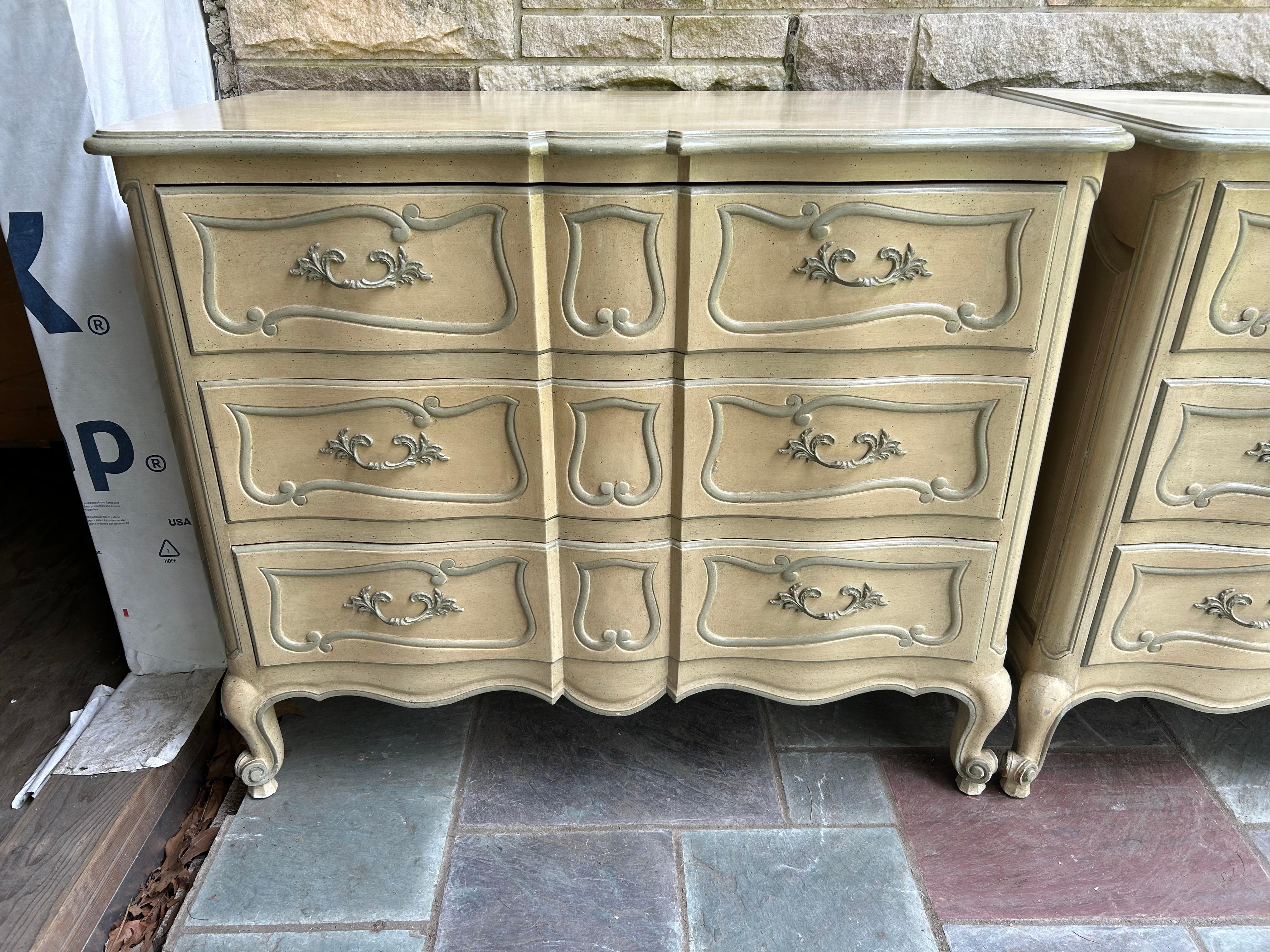 Pareja de baúles de soltero estilo Luis XV de la campiña francesa Pintado en venta