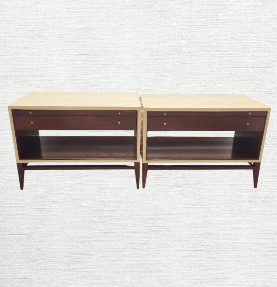 Paire de tables de nuit vintage Barbara Barry en bois parcheminé surdimensionné à un tiroir MCM en vente 2