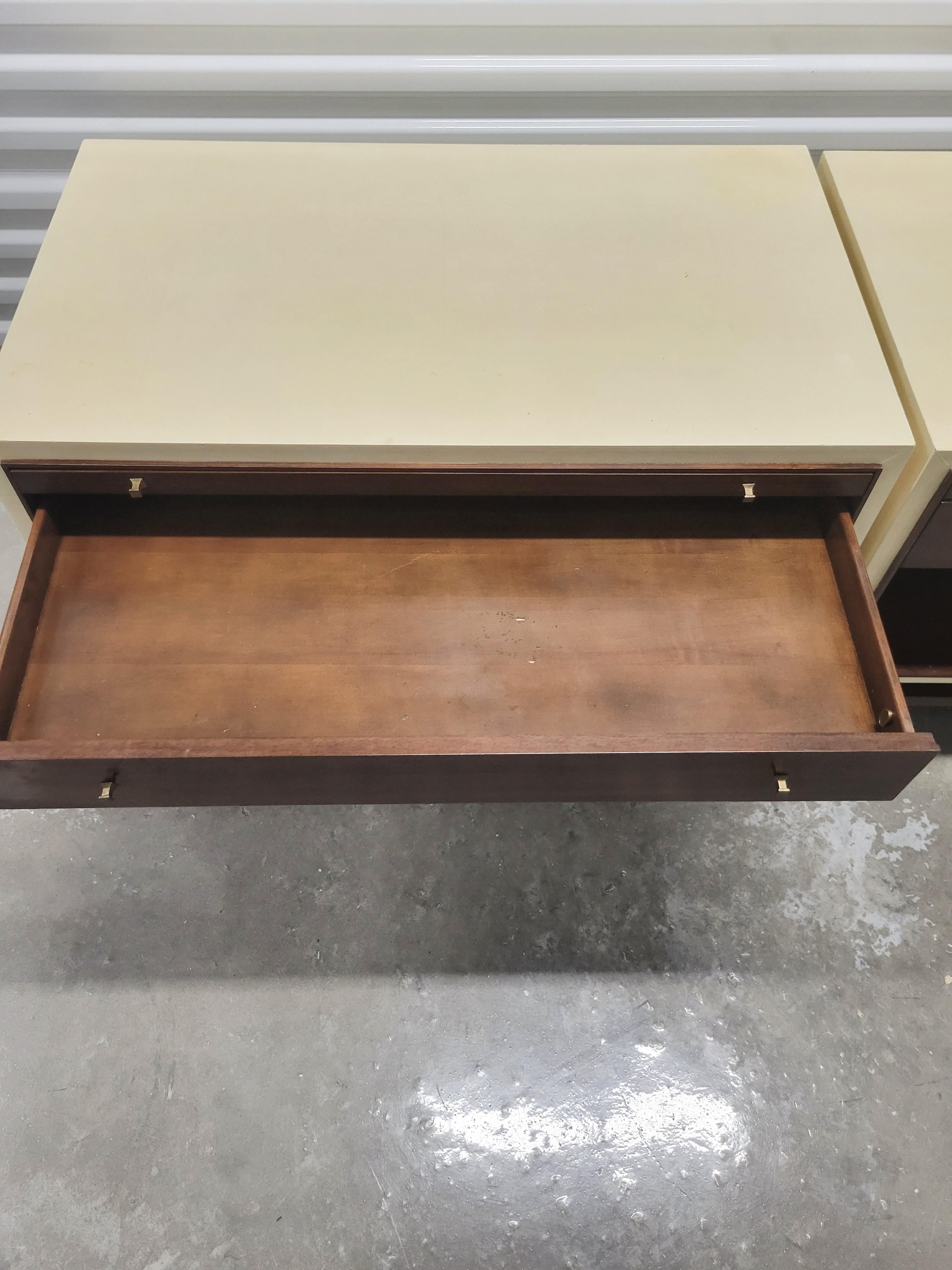 Paire de tables de nuit vintage Barbara Barry en bois parcheminé surdimensionné à un tiroir MCM en vente 4