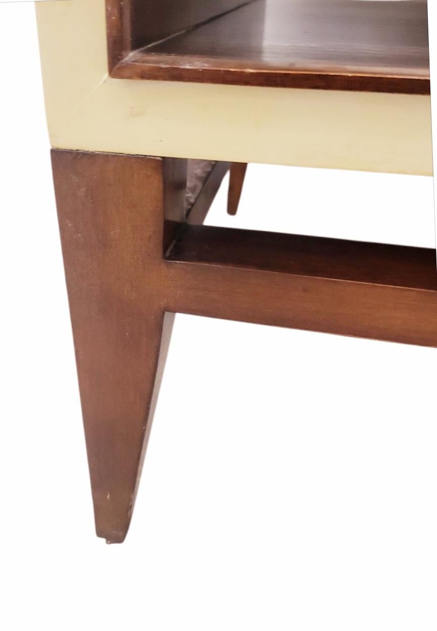 Mid-Century Modern Paire de tables de nuit vintage Barbara Barry en bois parcheminé surdimensionné à un tiroir MCM en vente
