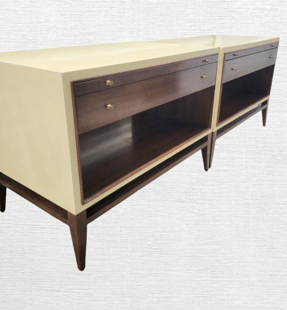 Philippin Paire de tables de nuit vintage Barbara Barry en bois parcheminé surdimensionné à un tiroir MCM en vente