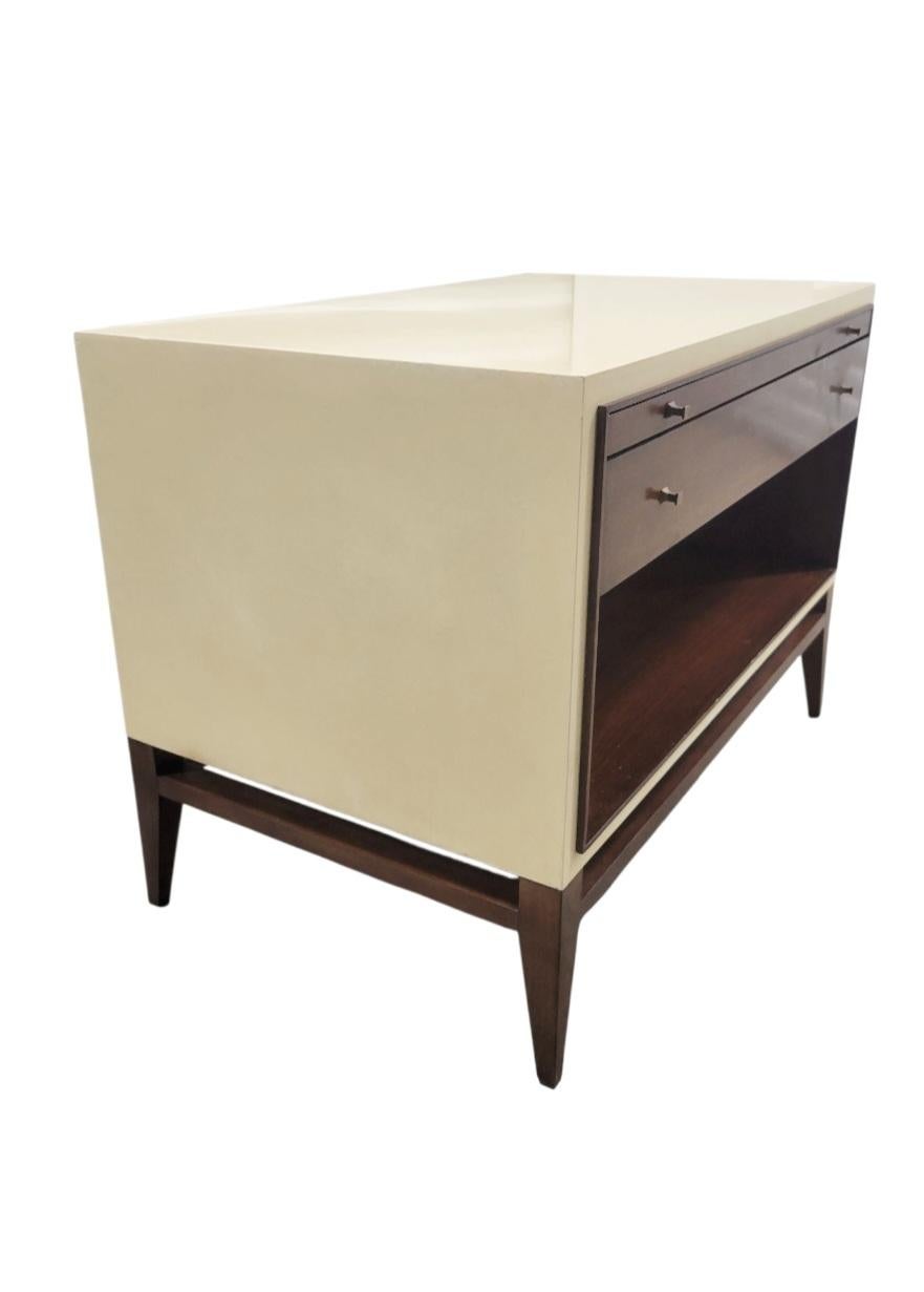 Tacheté Paire de tables de nuit vintage Barbara Barry en bois parcheminé surdimensionné à un tiroir MCM en vente