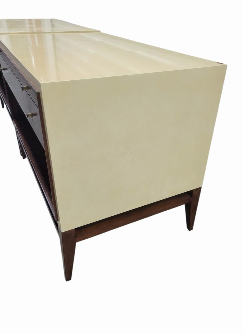 XXIe siècle et contemporain Paire de tables de nuit vintage Barbara Barry en bois parcheminé surdimensionné à un tiroir MCM en vente