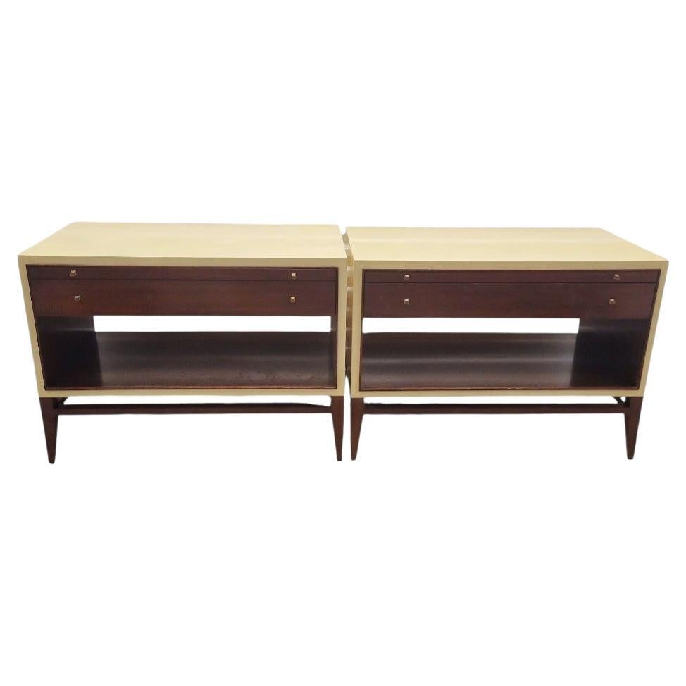 Paire de tables de nuit vintage Barbara Barry en bois parcheminé surdimensionné à un tiroir MCM en vente